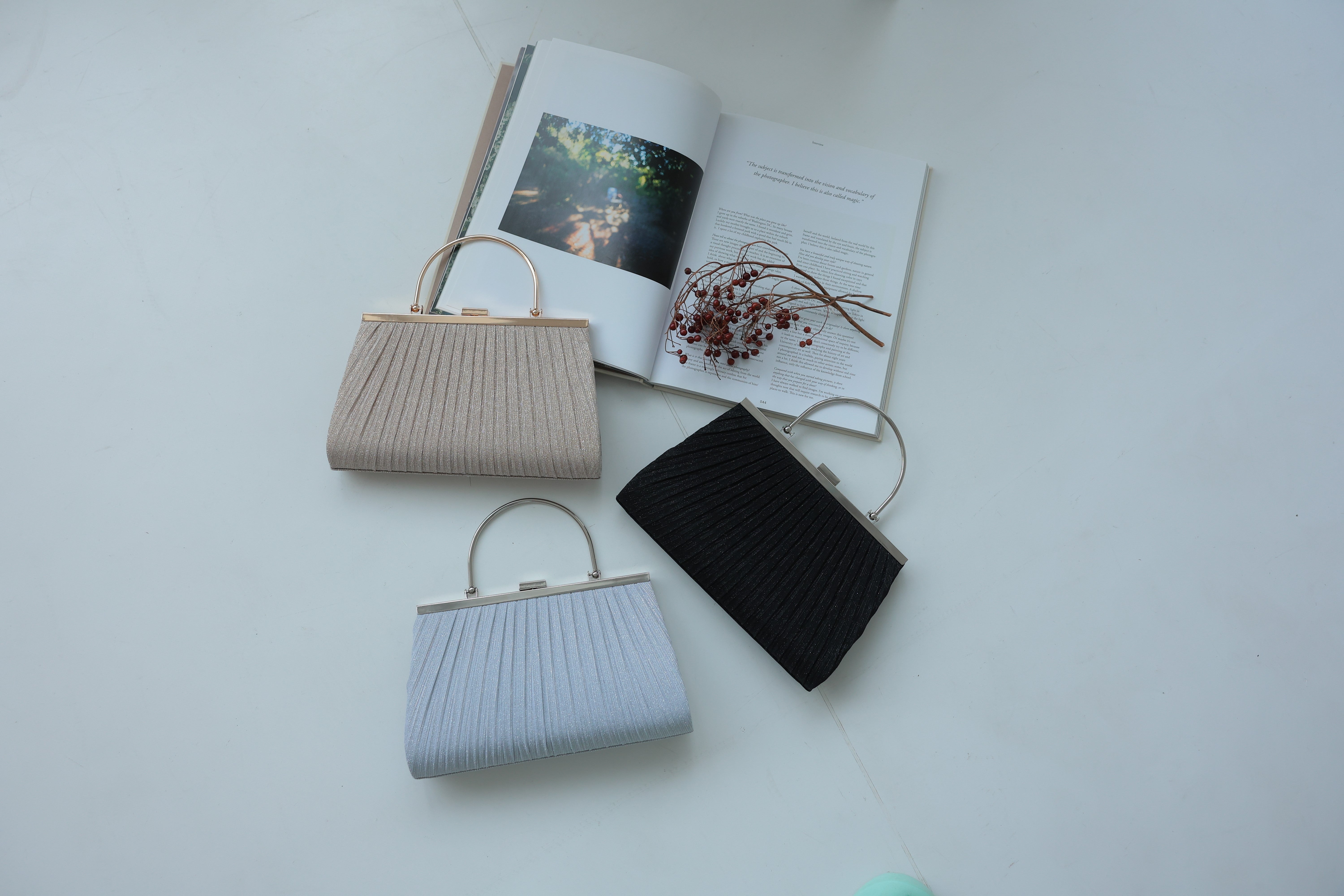 [レンタル] アートマリー メタルハンドルラメプリーツパーティーバッグ ブラックの宅配レンタル - 4