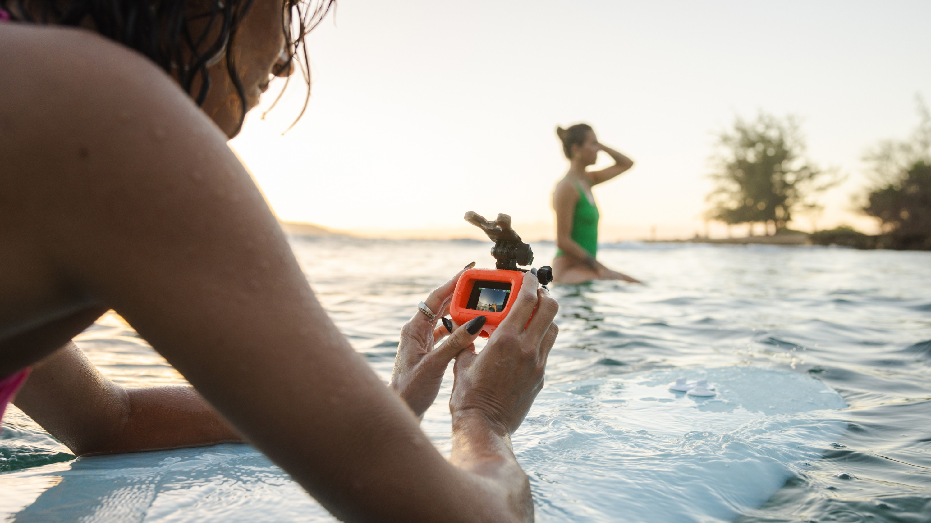 GoPro Floaty（フローティ）HERO・LIT HERO用 水上でカメラを装着して撮影する利用イメージ - 2