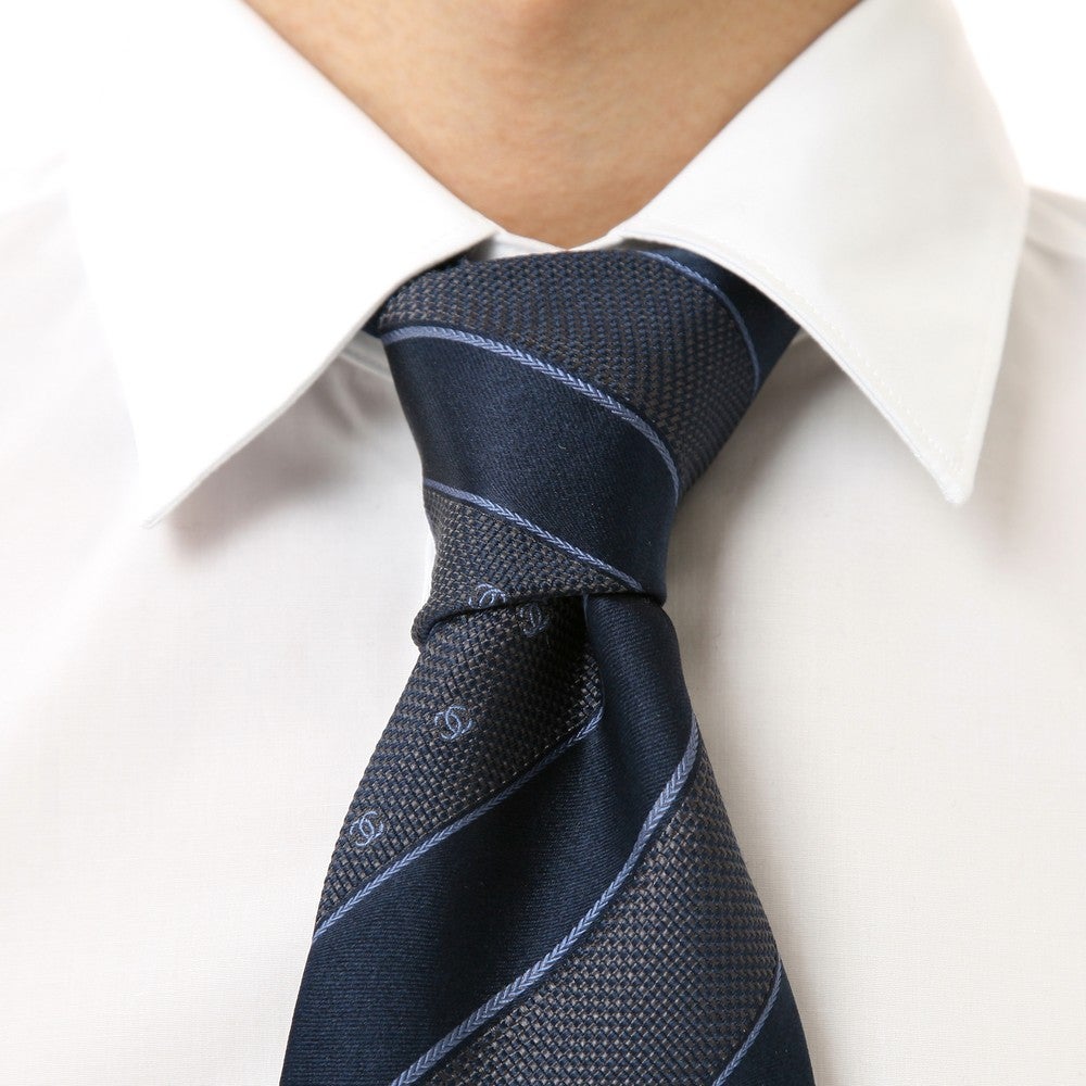 CHANEL ネクタイ ネイビー ストライプとロゴパターン レンタル] シャネル メンズネクタイ シルク ネイビー パターン