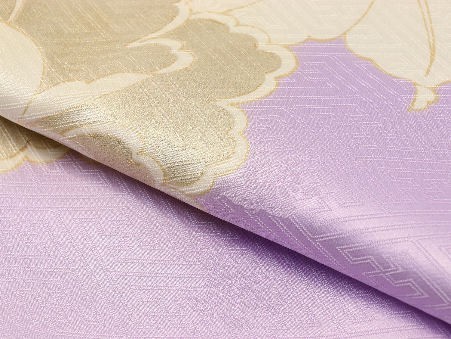 [レンタル] 女の子 お宮参り 産着 吉澤織物 レンタル6点フルセット 正絹 クリーム色の牡丹に金駒刺繍 紗綾形の藤色の宅配レンタル - 6