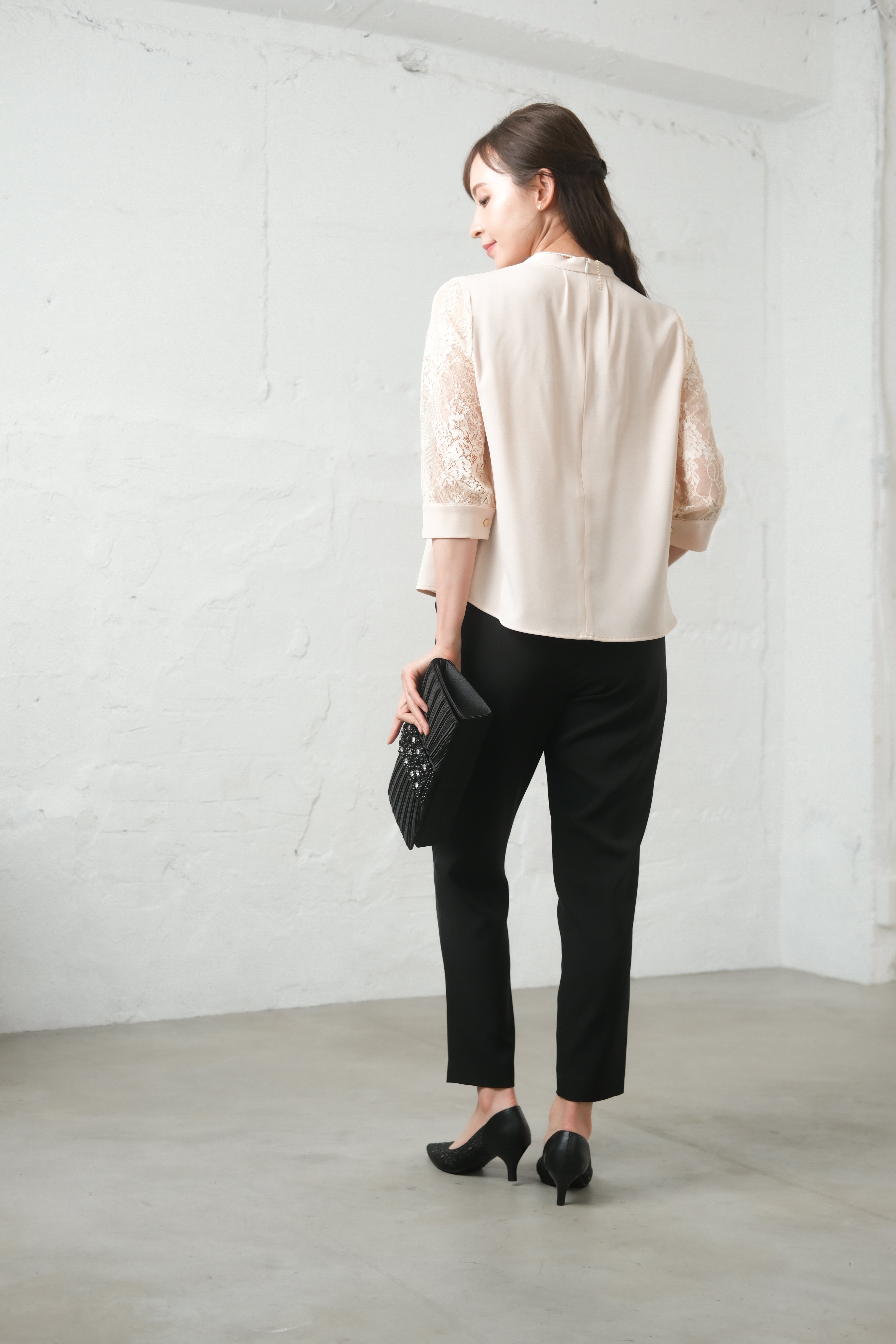 [レンタル] BELINDA DE CAPRIS 前開きブラウス セットアップ テーパードパンツドレス ベージュの宅配レンタル - 13