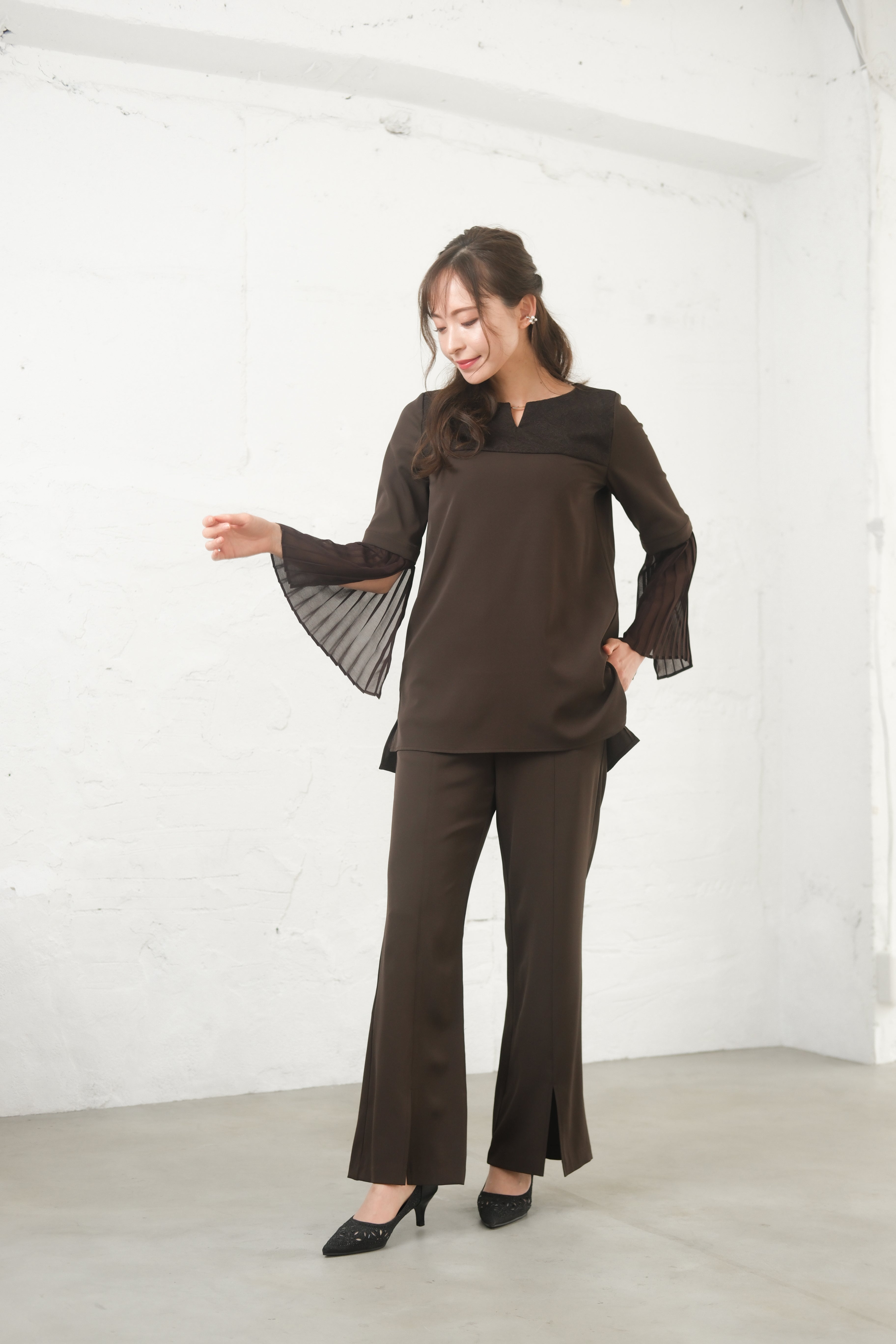 [レンタル] BELINDA DE CAPRIS プリーツ袖 セットアップ スリットパンツドレス ブラウンの宅配レンタル - 7