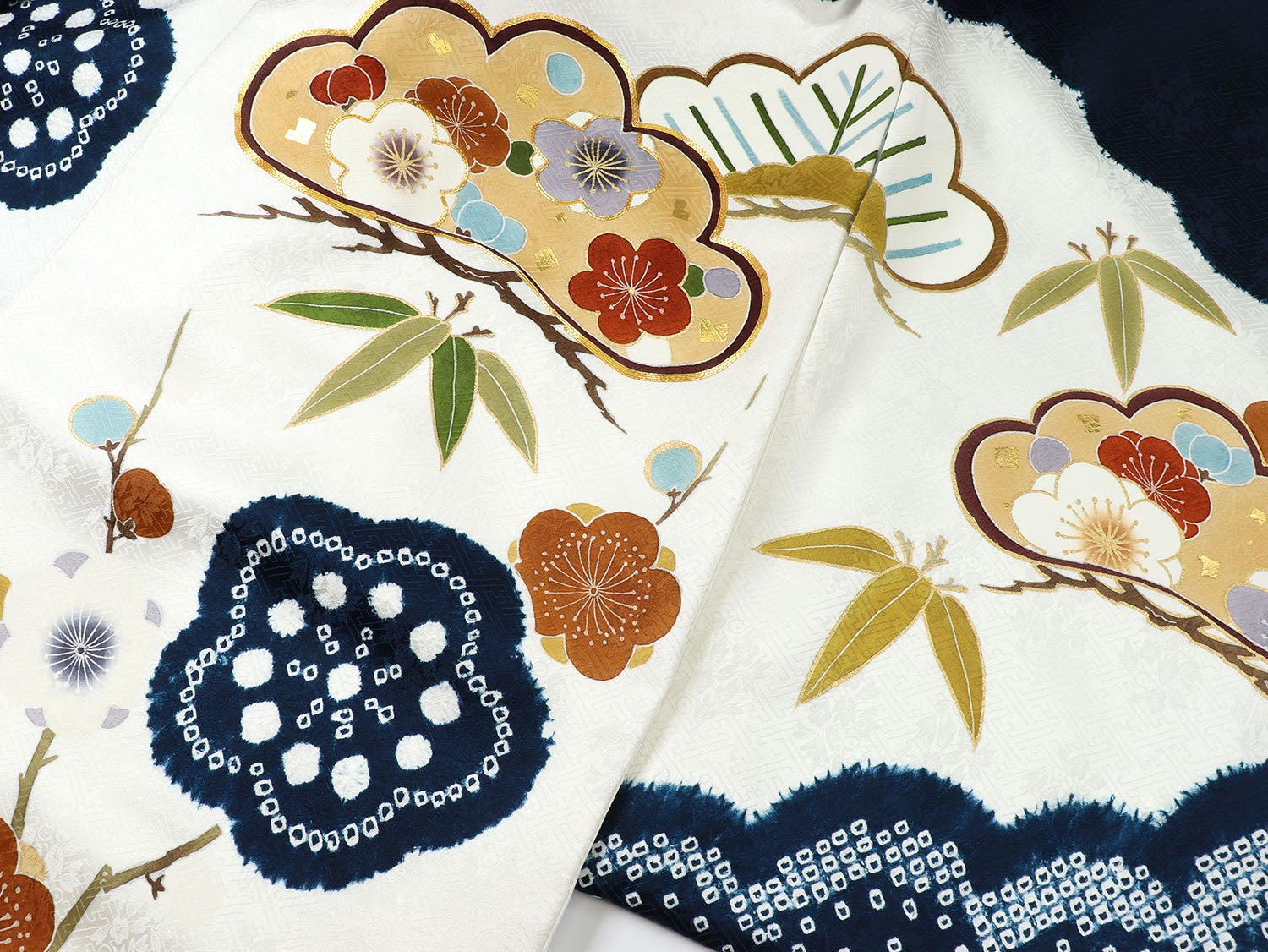 [レンタル] [手描友禅] 男の子 お宮参り 産着 手描友禅 本絞り レンタル6点フルセット 正絹 金駒刺繍の松竹梅 紗綾形の紺と白色の宅配レンタル - 4