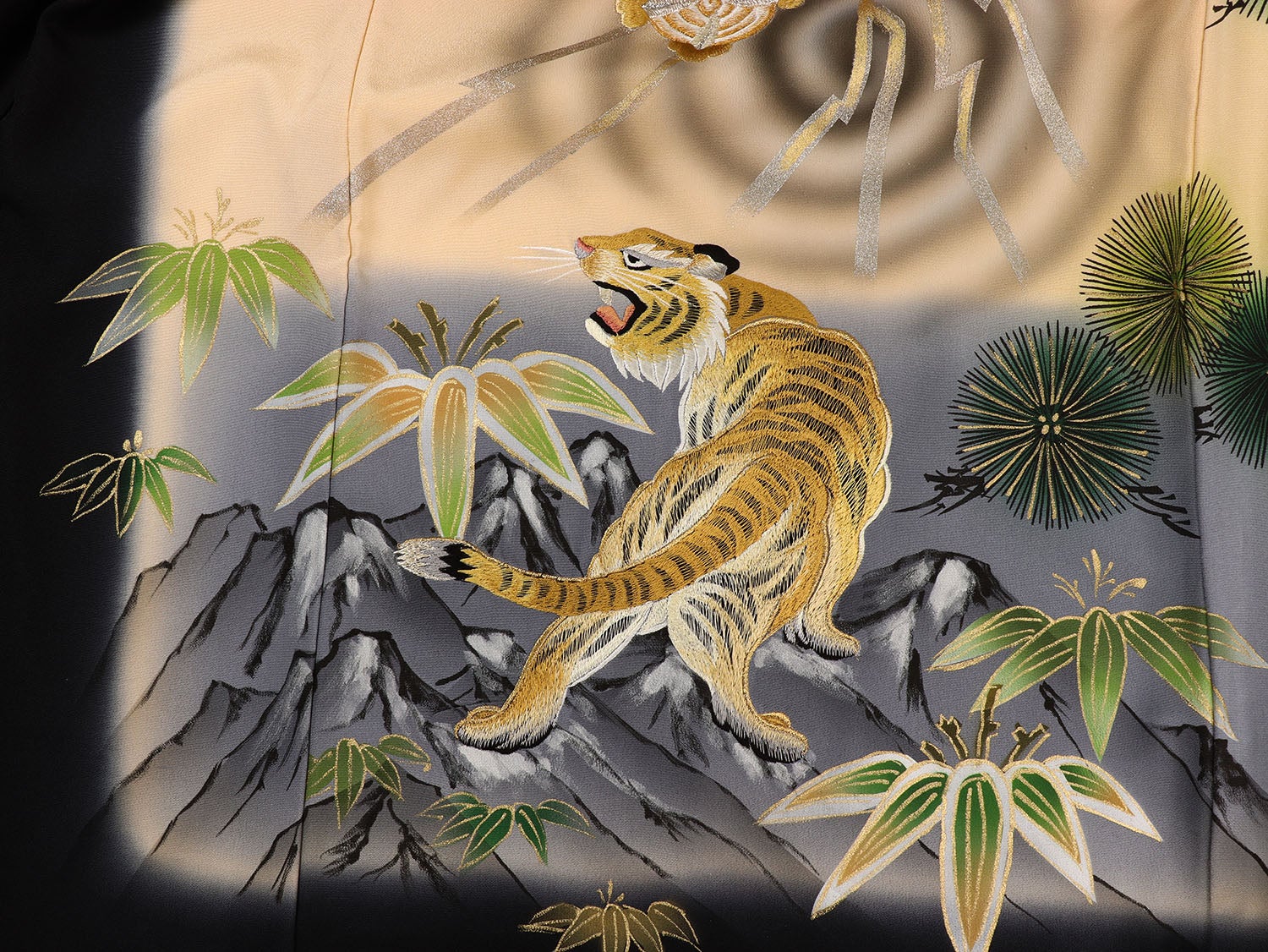 [レンタル] 男の子 お宮参り 産着 レンタル6点フルセット 正絹 刺繍龍虎 黒色の宅配レンタル - 5