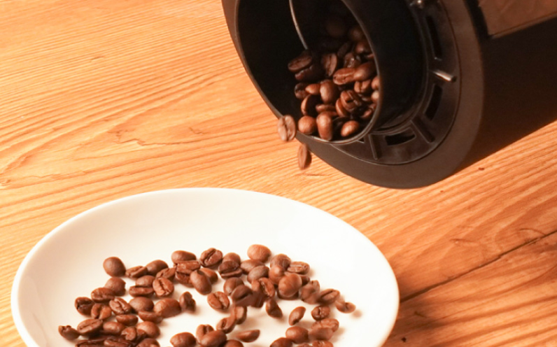 サンコー コンパクトコーヒーロースター 「ロイジー」 焙煎した豆を取り出す様子 - 7