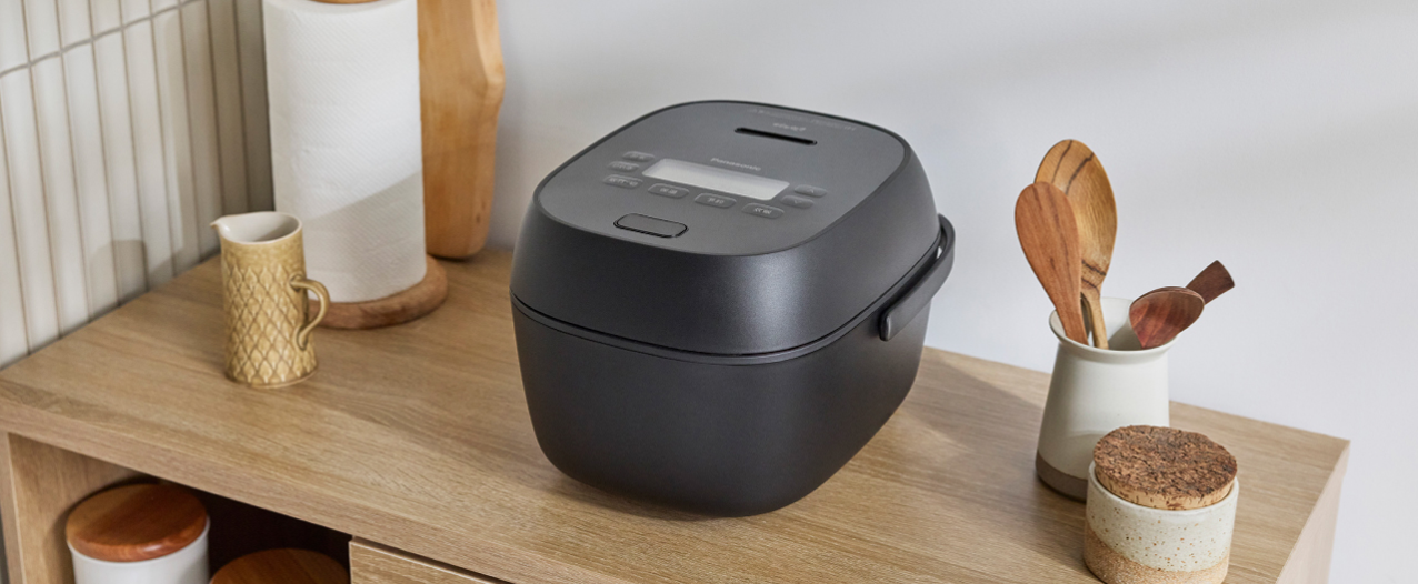 パナソニック おどり炊き SR-C306E 可変圧力IHジャー炊飯器 キッチンでの設置イメージ - 10