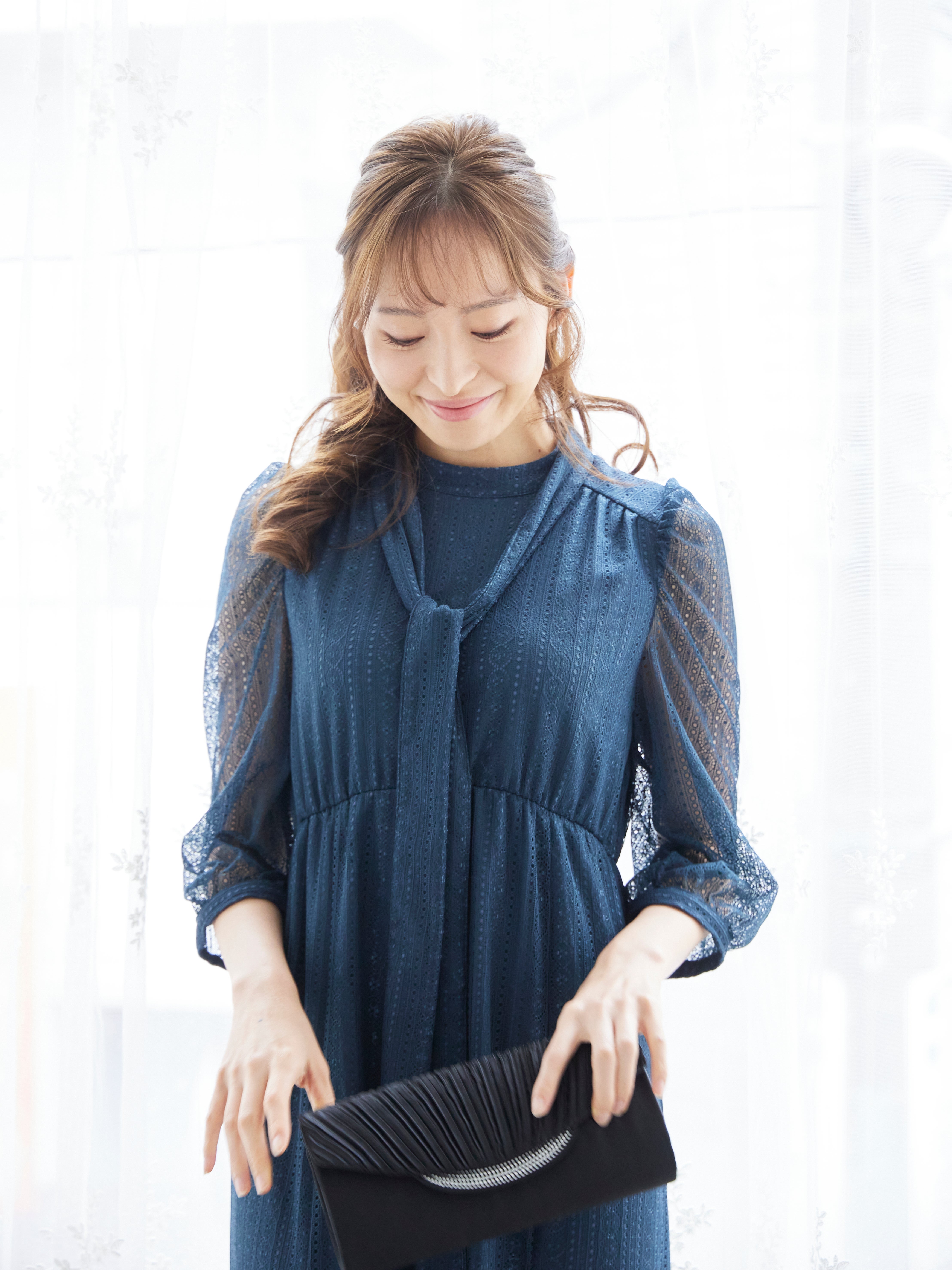 [レンタル] BELINDA DE CAPRIS リボン付きギャザースリーブ レースワンピースドレス ネイビーの宅配レンタル - 9