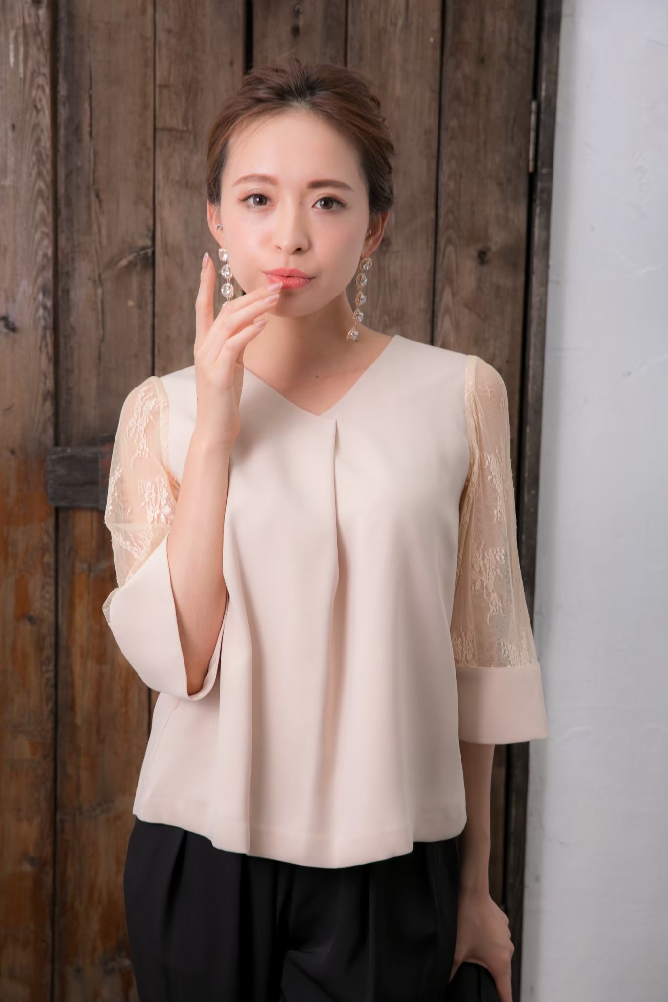 [レンタル] BELINDA DE CAPRIS チュールスリーブカフス セットアップ パンツドレス ベージュ×ブラックの宅配レンタル - 9