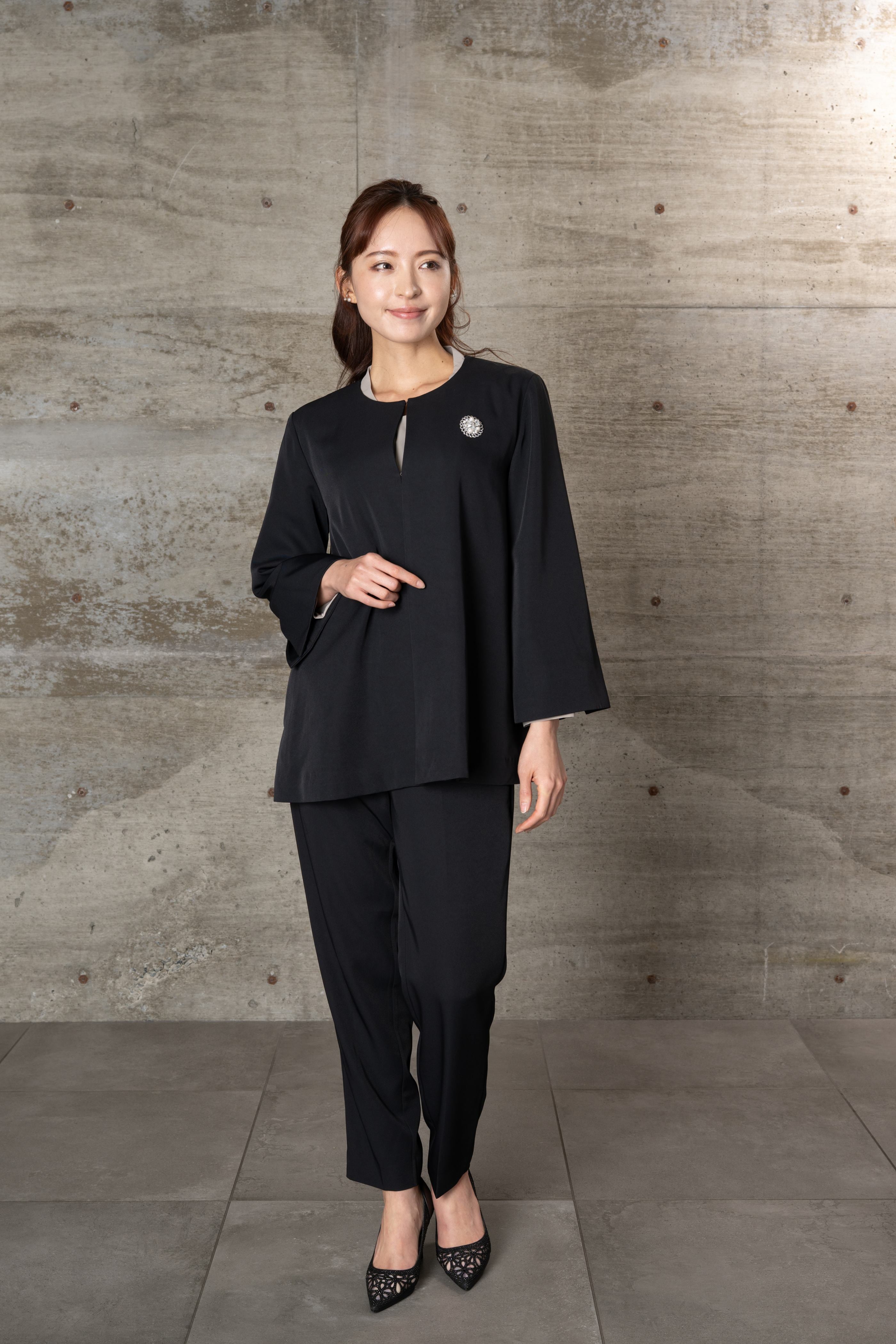 BELINDA DE CAPRIS ノーカラータック テーパード2P レディーススーツ