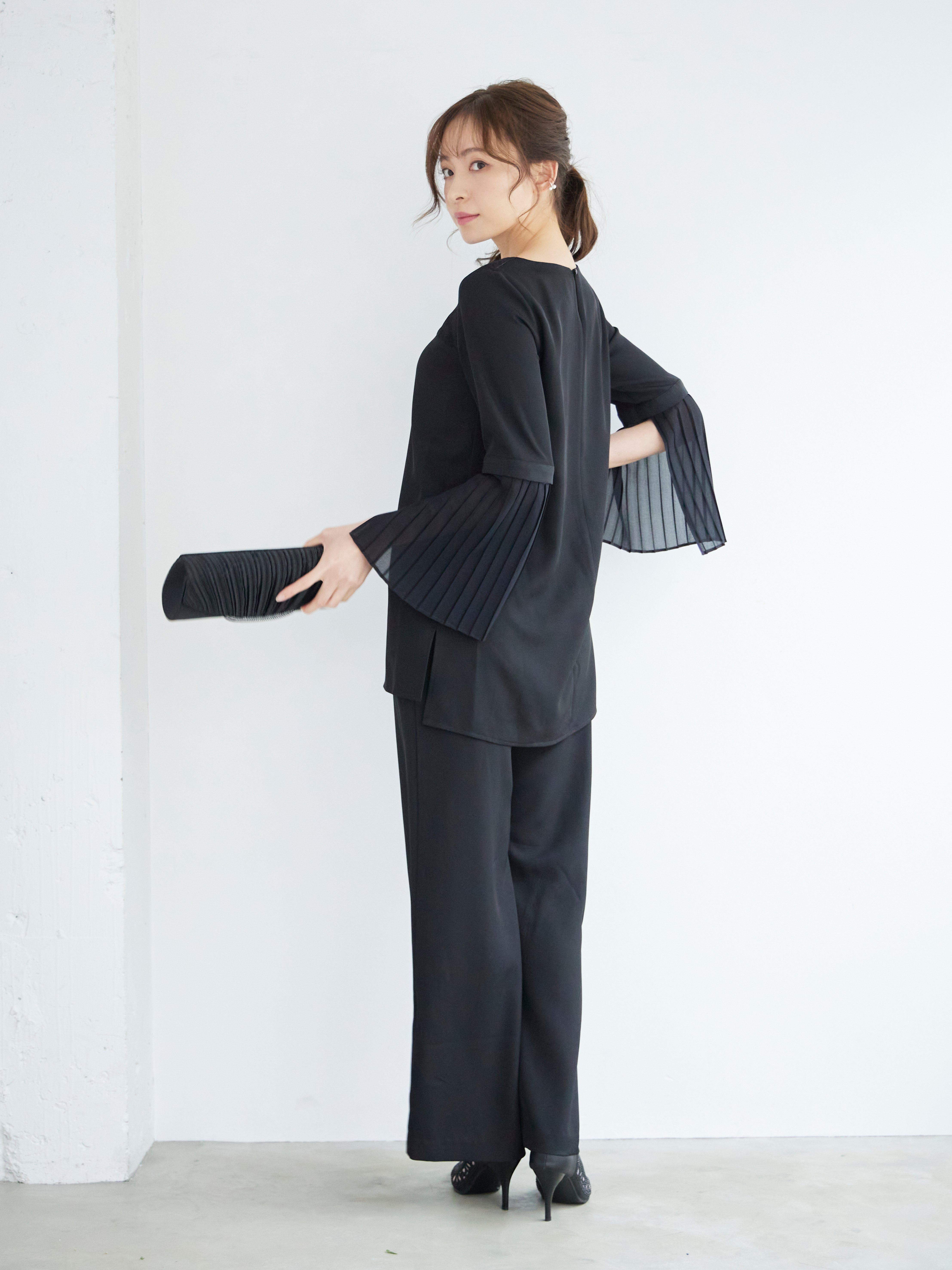 [レンタル] BELINDA DE CAPRIS プリーツ袖 セットアップ スリットパンツドレス ブラックの宅配レンタル - 4