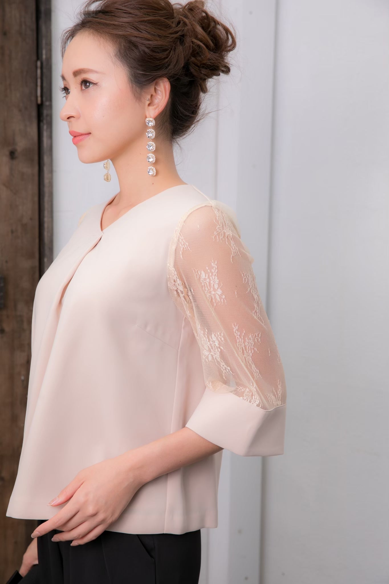 [レンタル] BELINDA DE CAPRIS チュールスリーブカフス セットアップ パンツドレス ベージュ×ブラックの宅配レンタル - 14