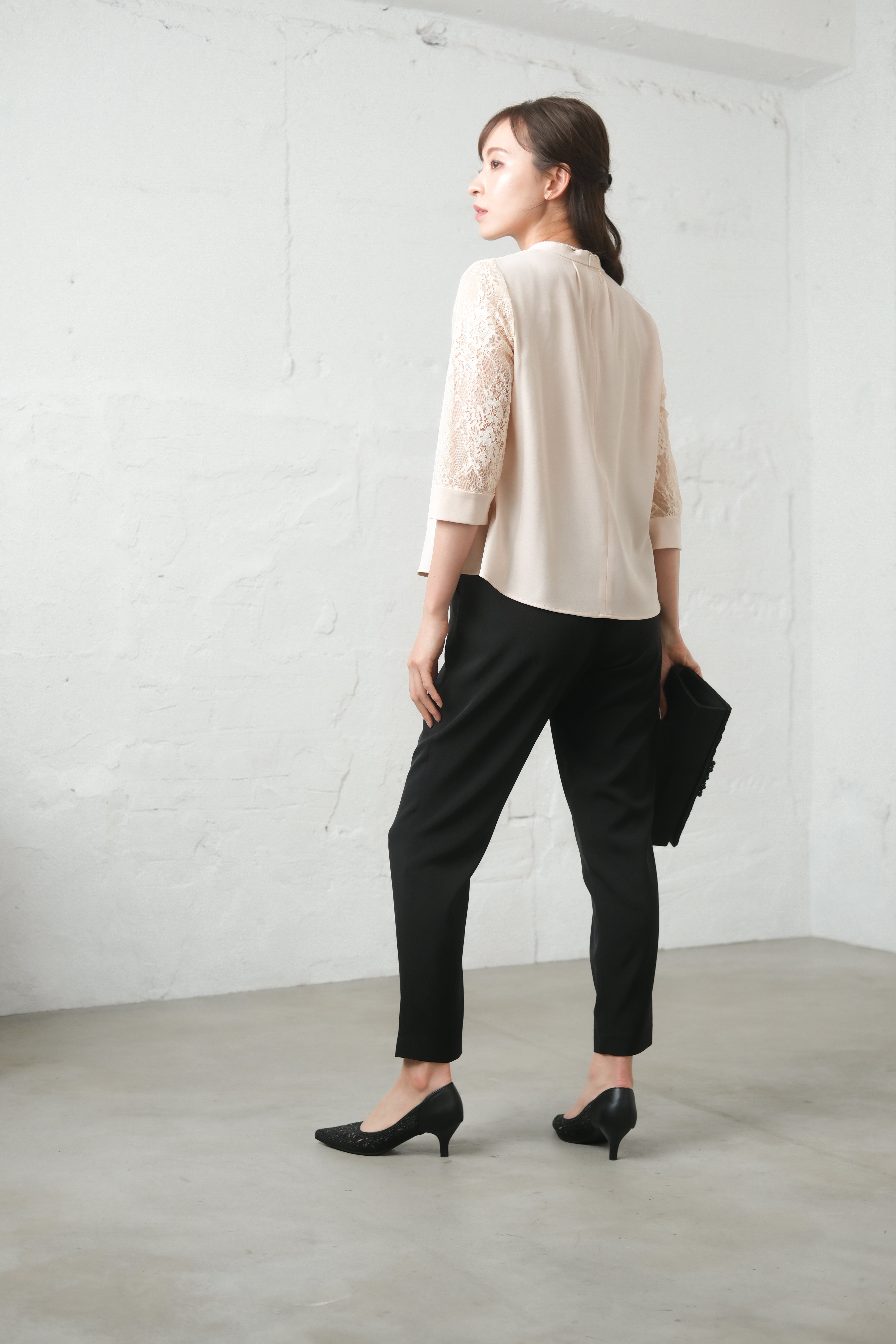 [レンタル] BELINDA DE CAPRIS 前開きブラウス セットアップ テーパードパンツドレス ベージュの宅配レンタル - 12