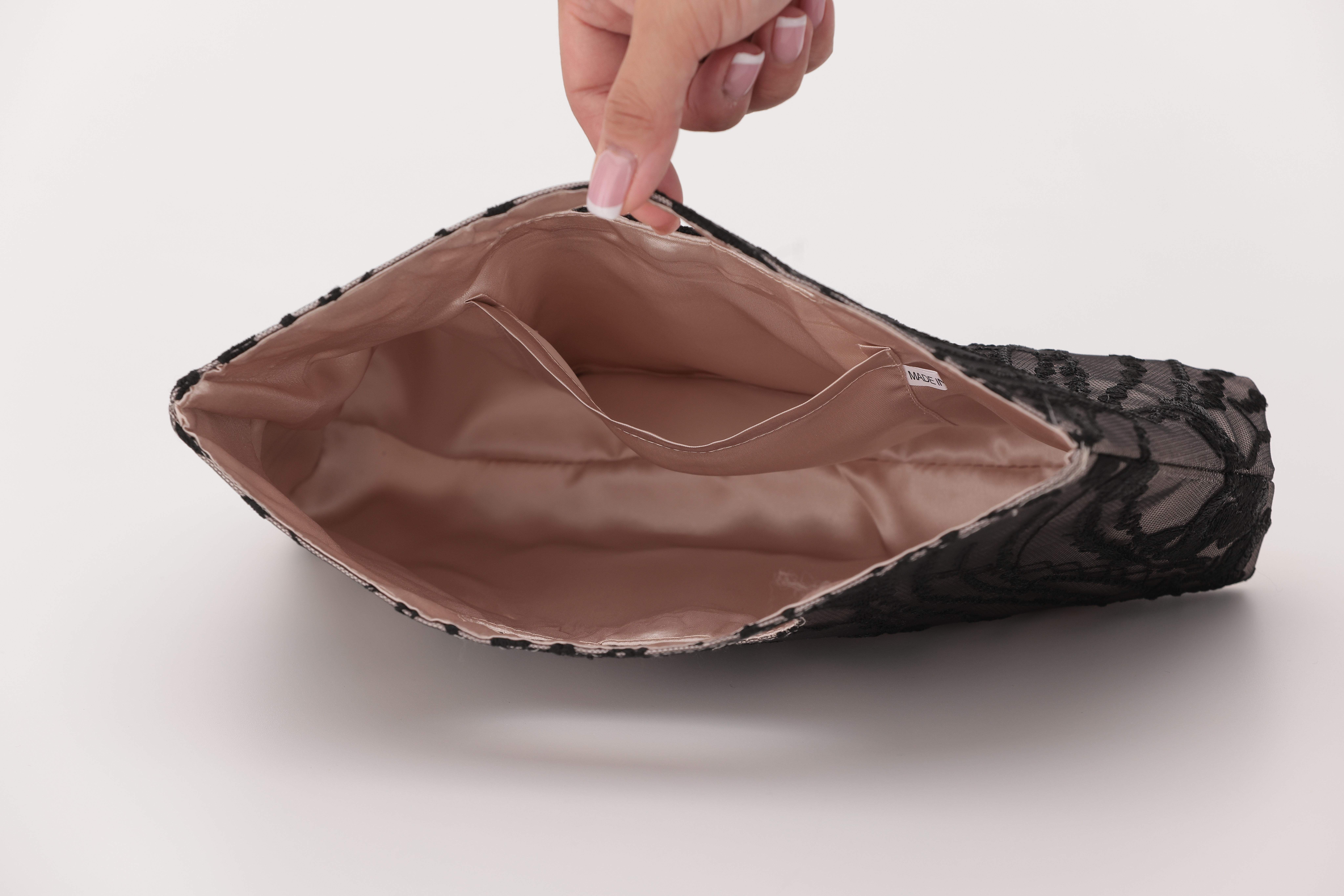 [レンタル] アートマリー 刺繍ハンドホールパーティバッグ ブラックの宅配レンタル - 4