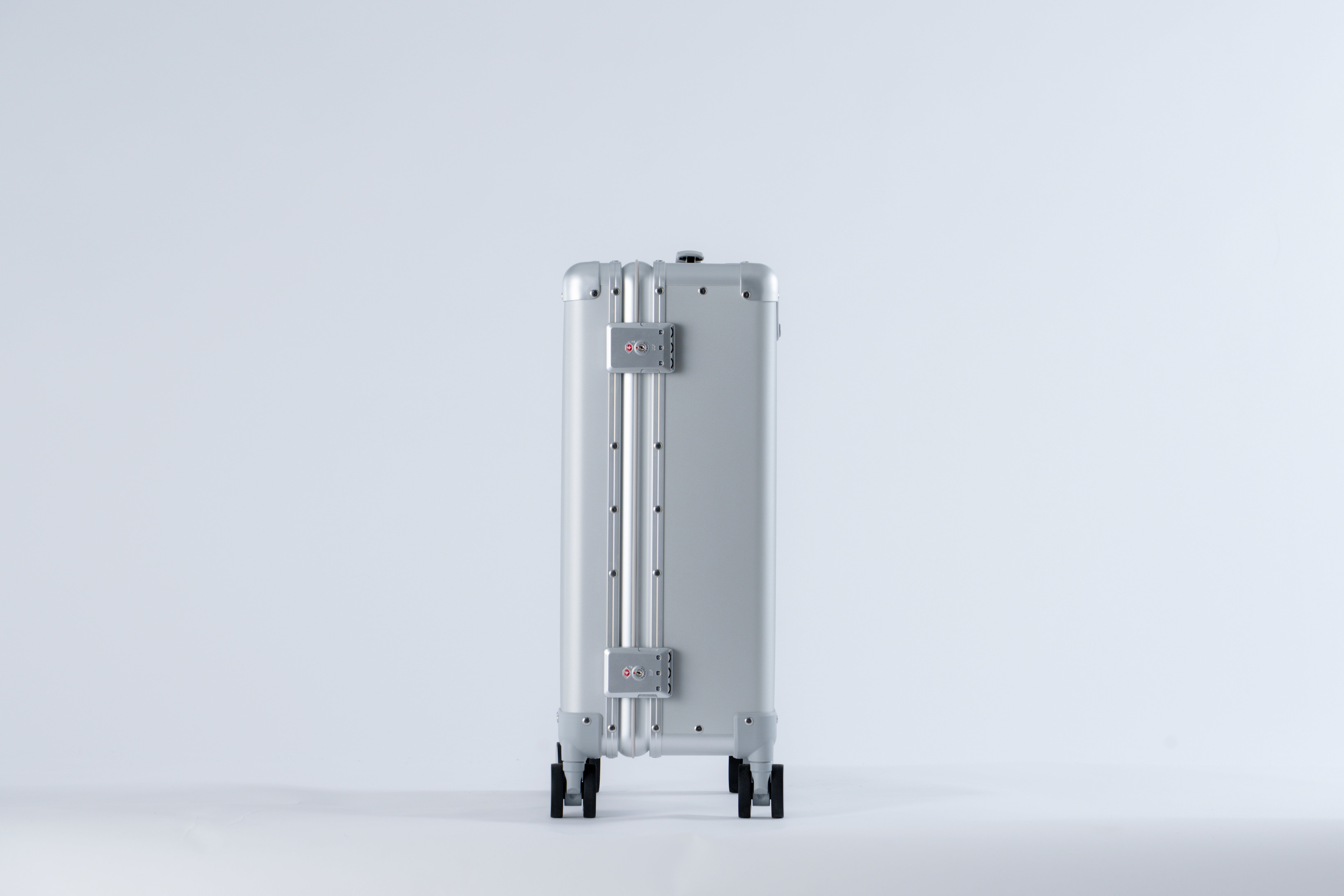 [レンタル] [1-3泊向けサイズ]Magne Suitcase 33L マグネシウム製スーツケースの宅配レンタル - 8