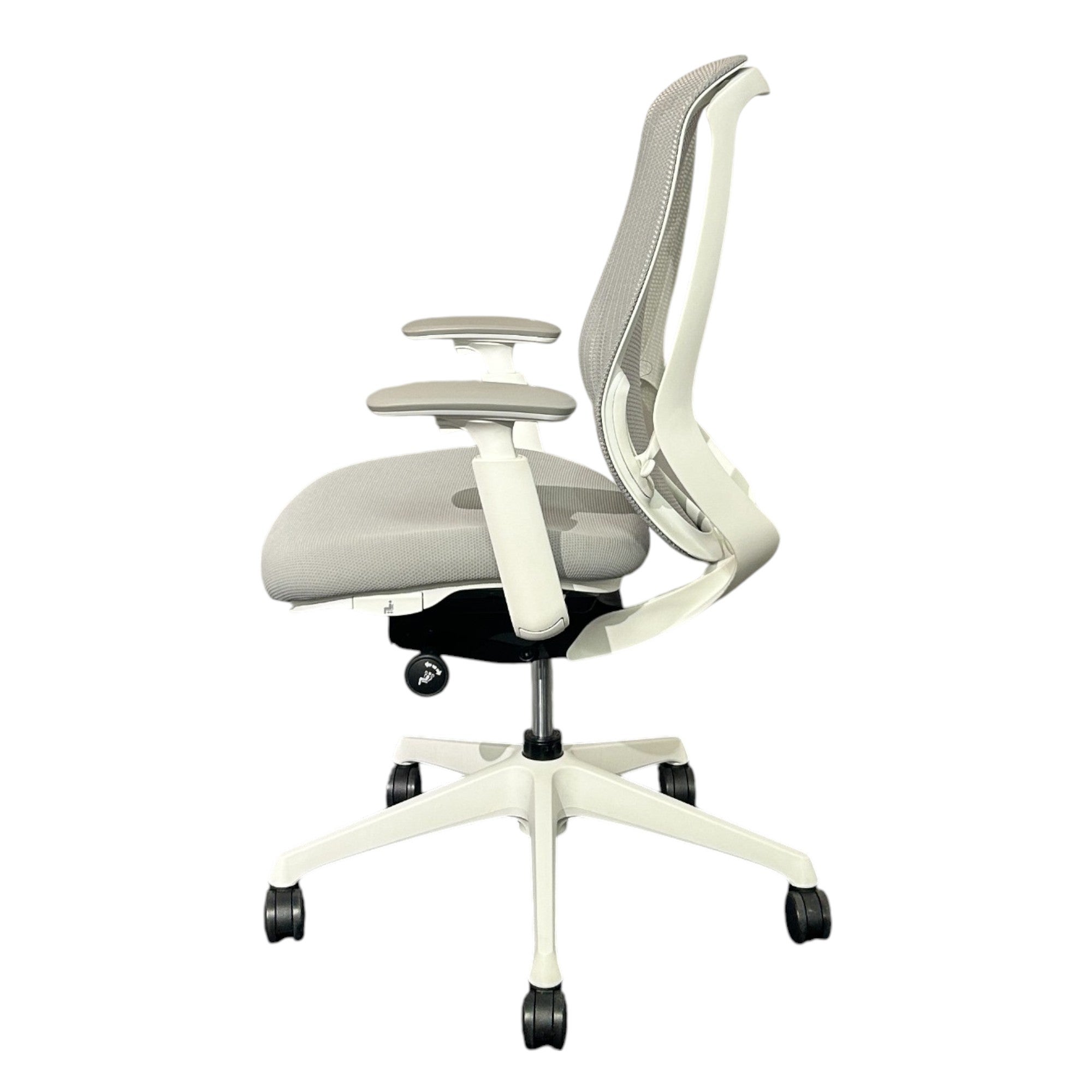 [レンタル] オカムラ オフィスチェア シルフィー ハイバック 可動肘 ライトグレー グレー ホワイト C685XW-FMR3 2021年製 - 2