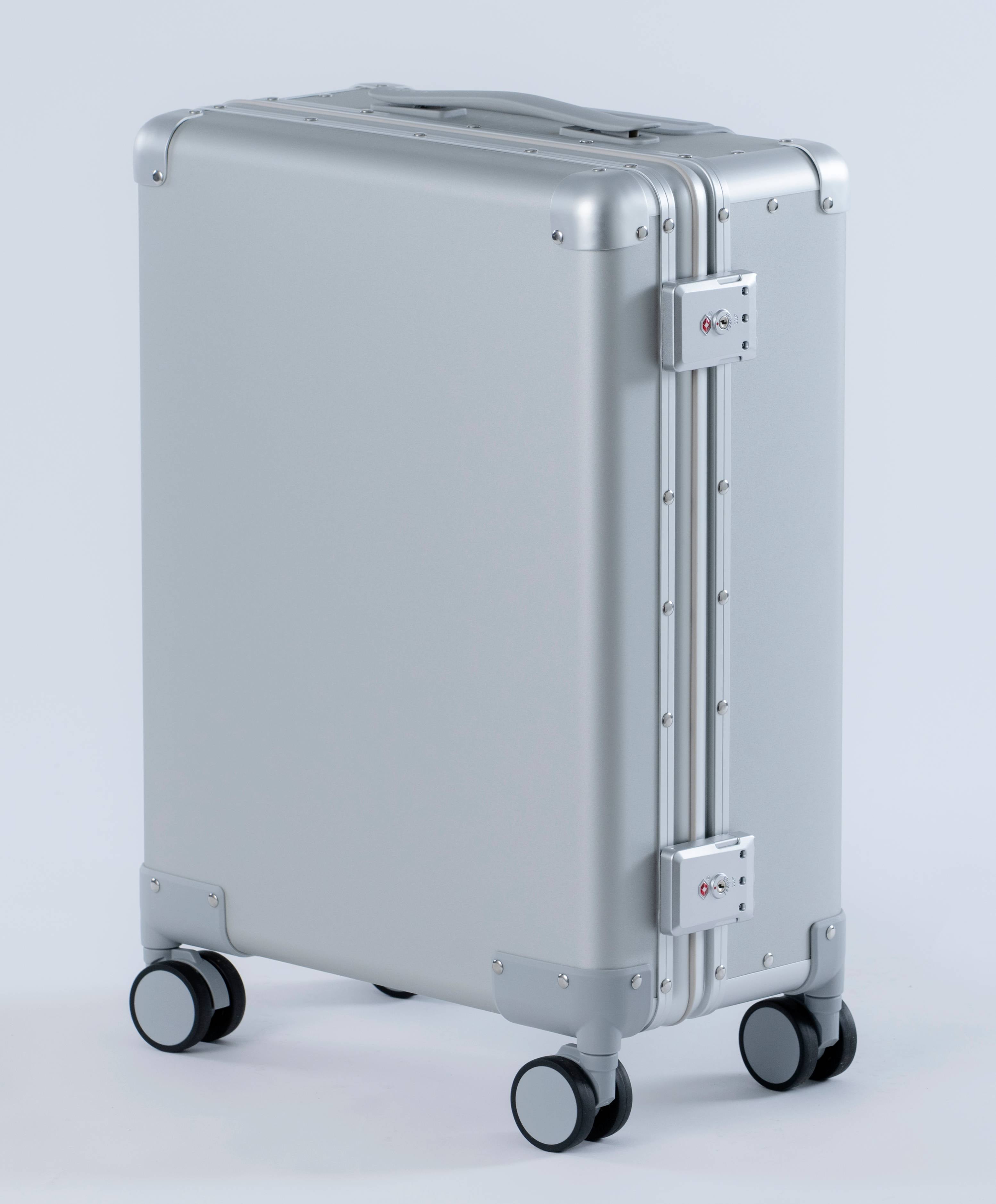 [レンタル] [1-3泊向けサイズ]Magne Suitcase 33L マグネシウム製スーツケース