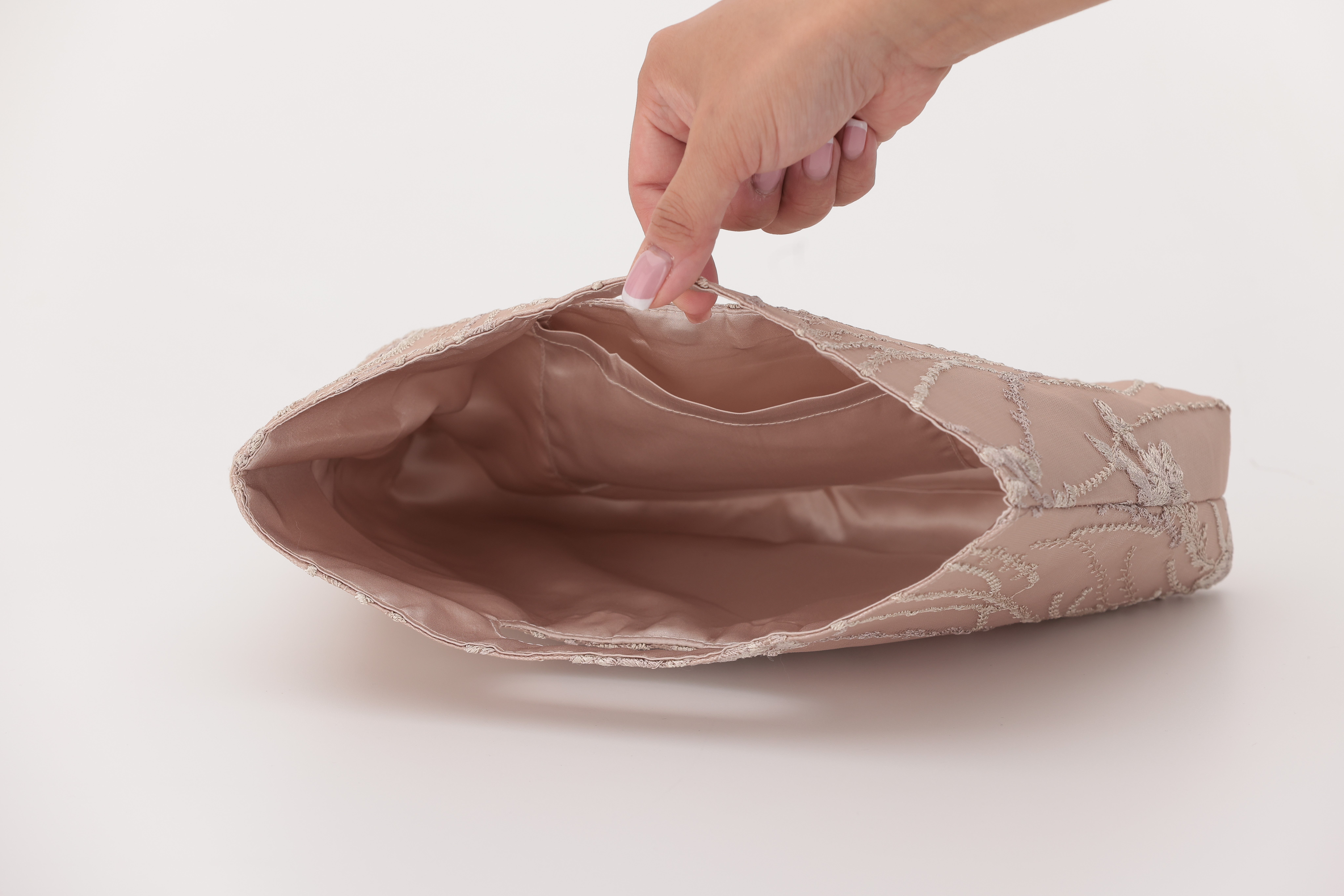 [レンタル] アートマリー 刺繍ハンドホールパーティバッグ ベージュの宅配レンタル - 4