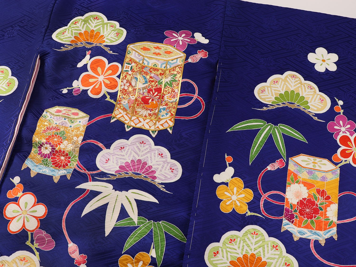 [レンタル] [手描友禅] 女の子 お宮参り 産着 手描友禅 レンタル6点フルセット 正絹 金駒刺繍の貝桶に松竹梅 加賀調の紺色の宅配レンタル - 4
