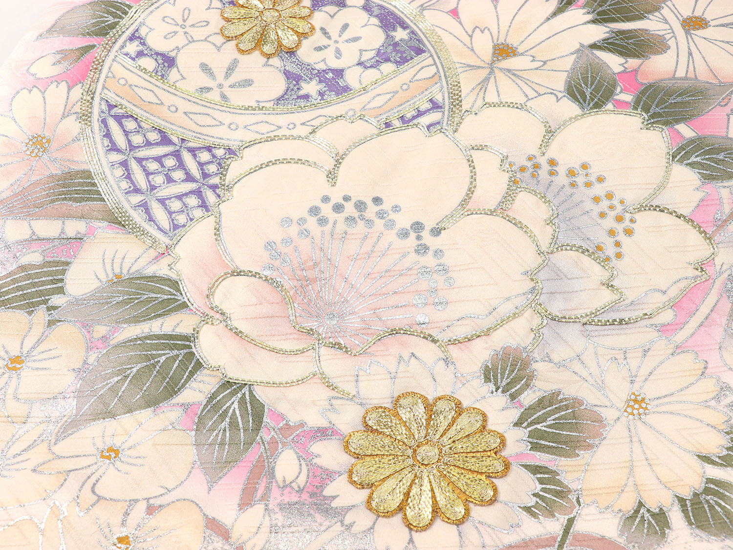 [レンタル] [手描友禅] 女の子 お宮参り 産着 手描友禅 レンタル6点フルセット 正絹 金駒刺繍の鞠に花づくし 紗綾形風の白色に濃いピンクぼかしの宅配レンタル - 5