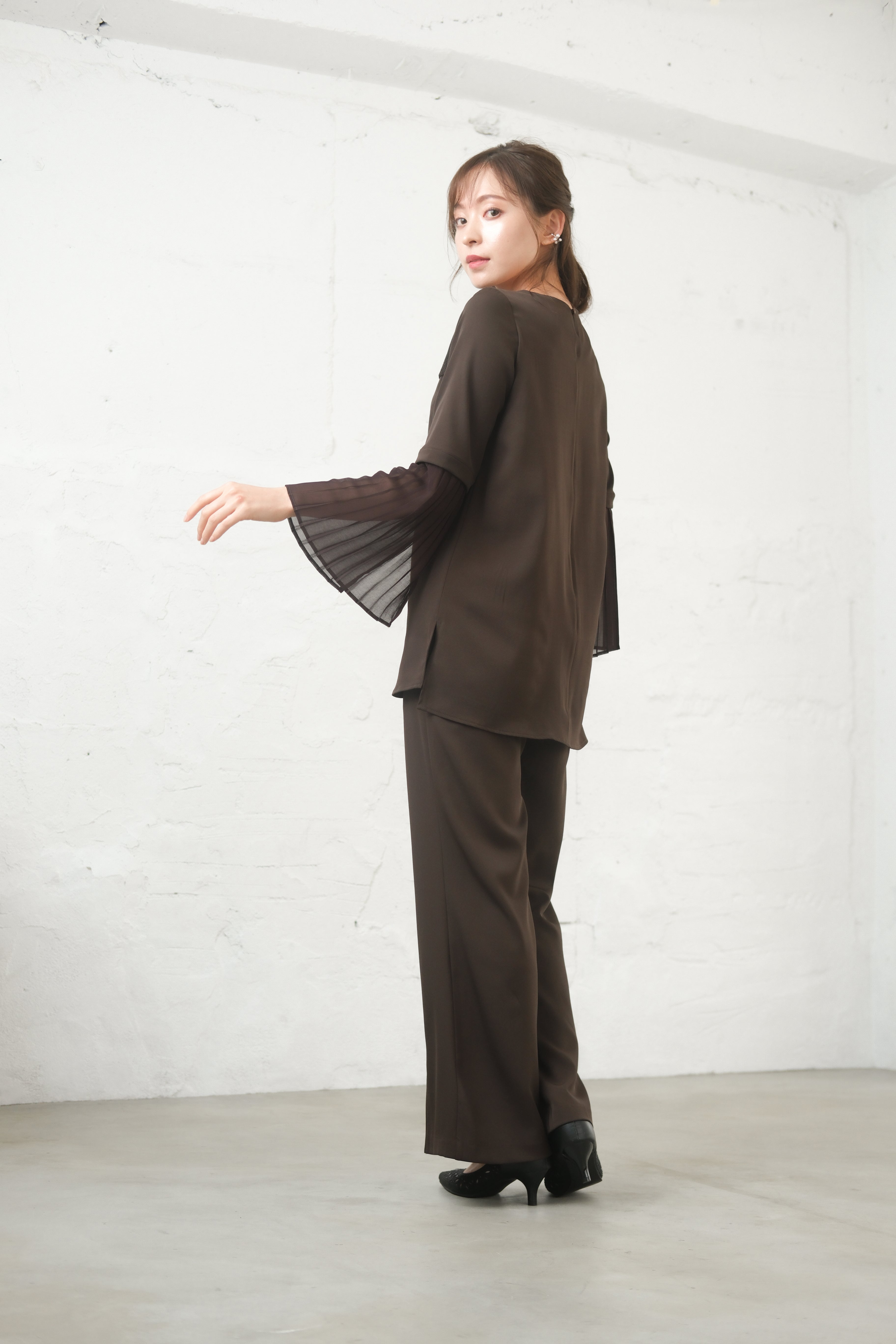 [レンタル] BELINDA DE CAPRIS プリーツ袖 セットアップ スリットパンツドレス ブラウンの宅配レンタル - 16