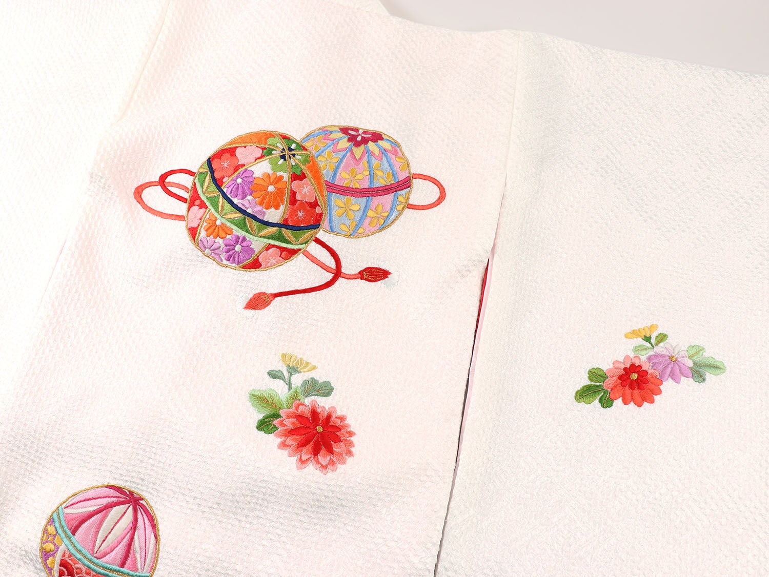 [レンタル] 女の子 お宮参り 産着 レンタル6点フルセット 正絹 彩り刺繍手毬 白色の総絞り風の宅配レンタル - 4