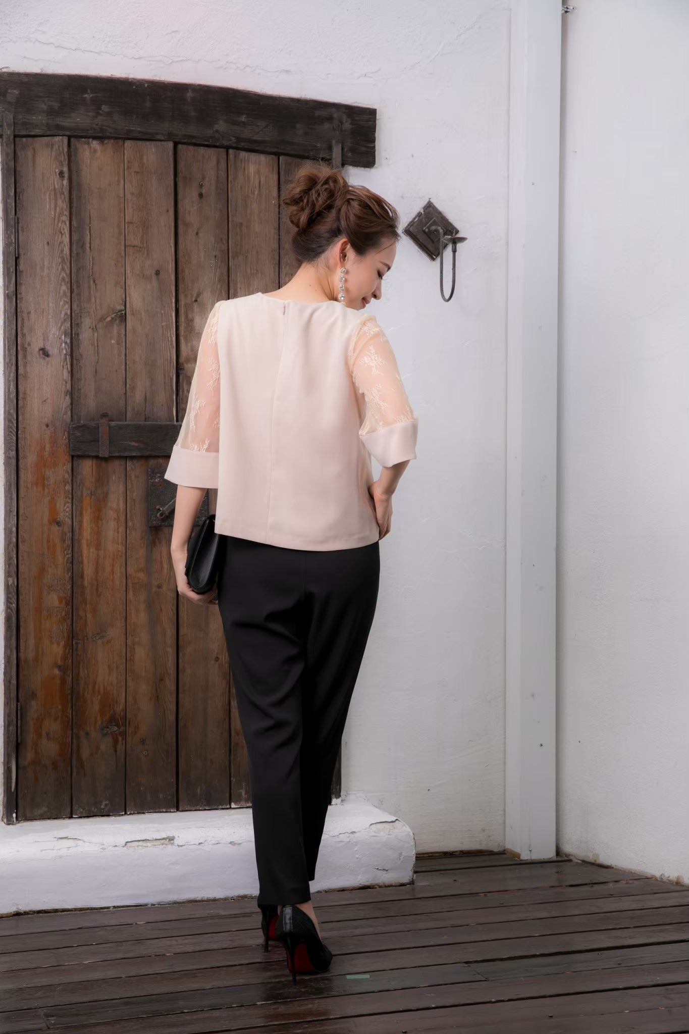 [レンタル] BELINDA DE CAPRIS チュールスリーブカフス セットアップ パンツドレス ベージュ×ブラックの宅配レンタル - 16