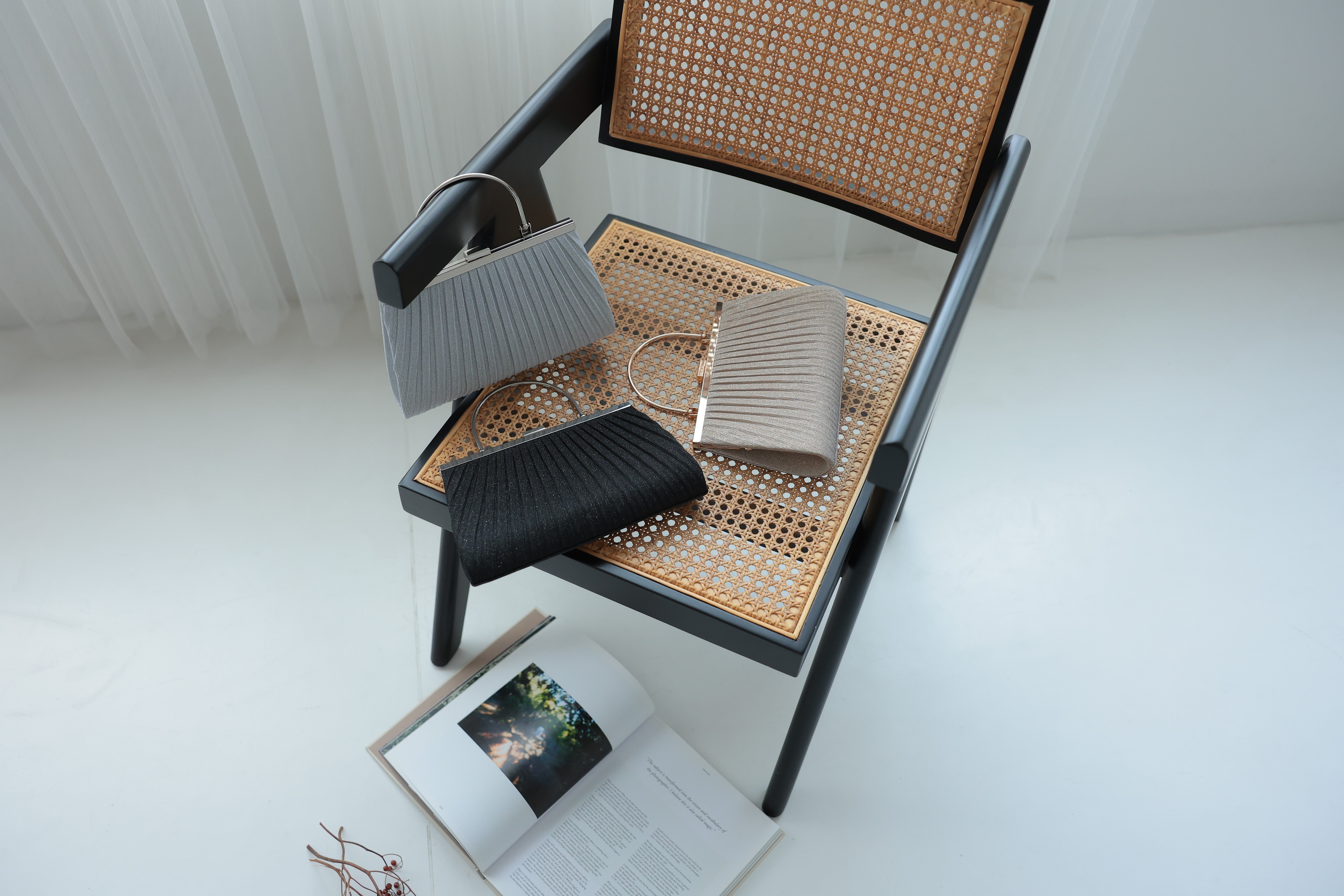 [レンタル] アートマリー メタルハンドルラメプリーツパーティーバッグ シルバーの宅配レンタル - 5