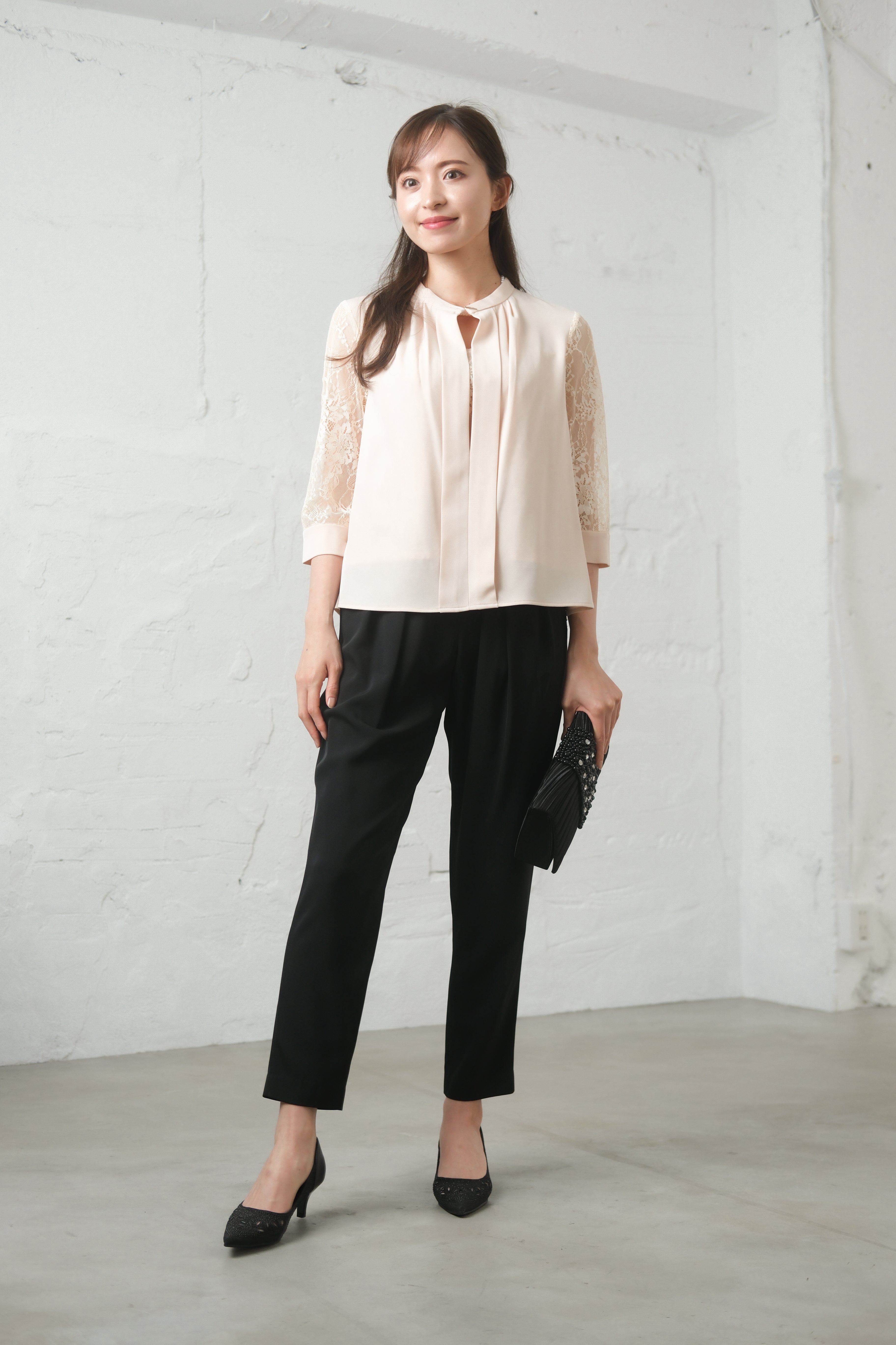 [レンタル] BELINDA DE CAPRIS 前開きブラウス セットアップ テーパードパンツドレス ベージュの宅配レンタル - 2