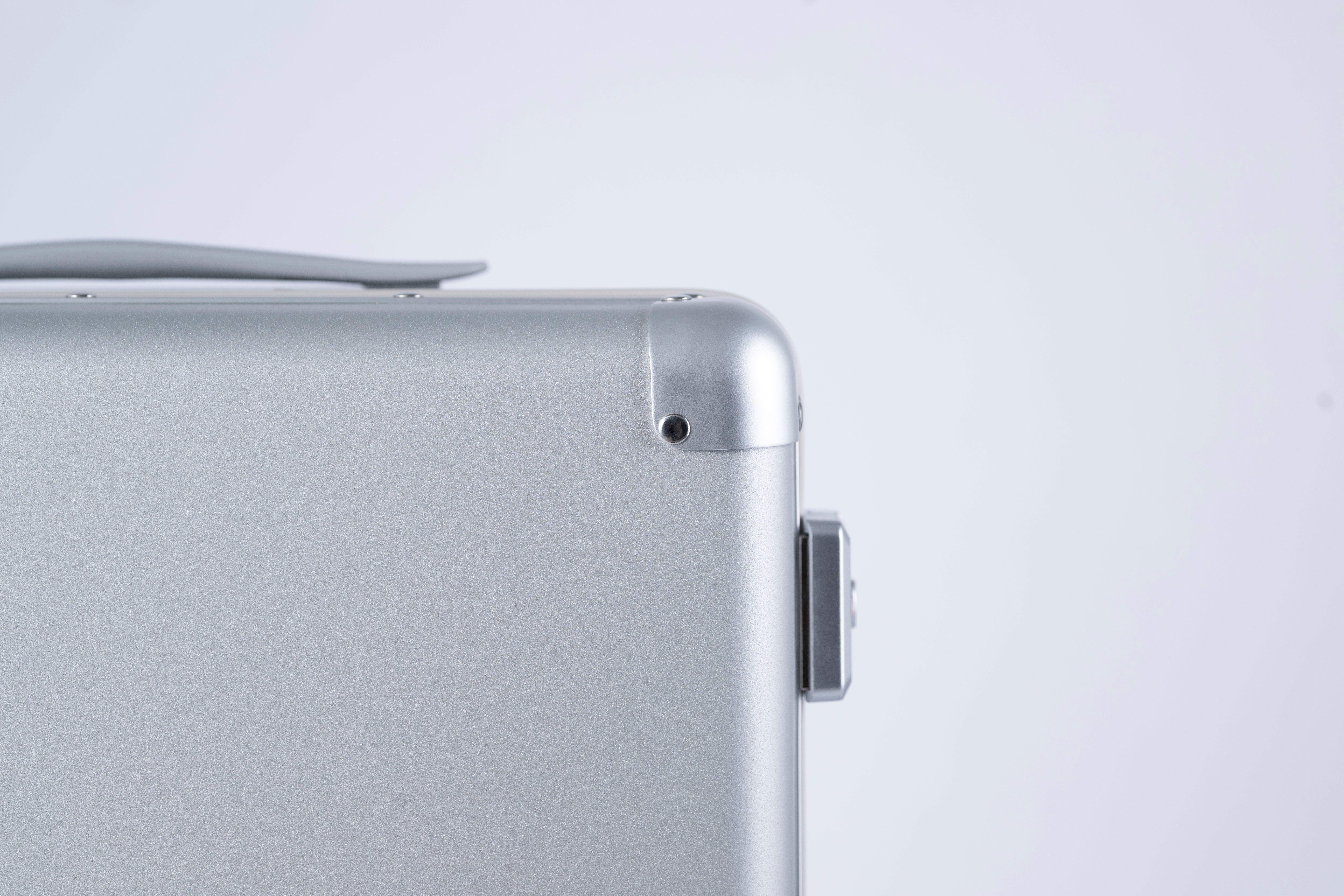 [レンタル] [1-3泊向けサイズ]Magne Suitcase 33L マグネシウム製スーツケースの宅配レンタル - 3