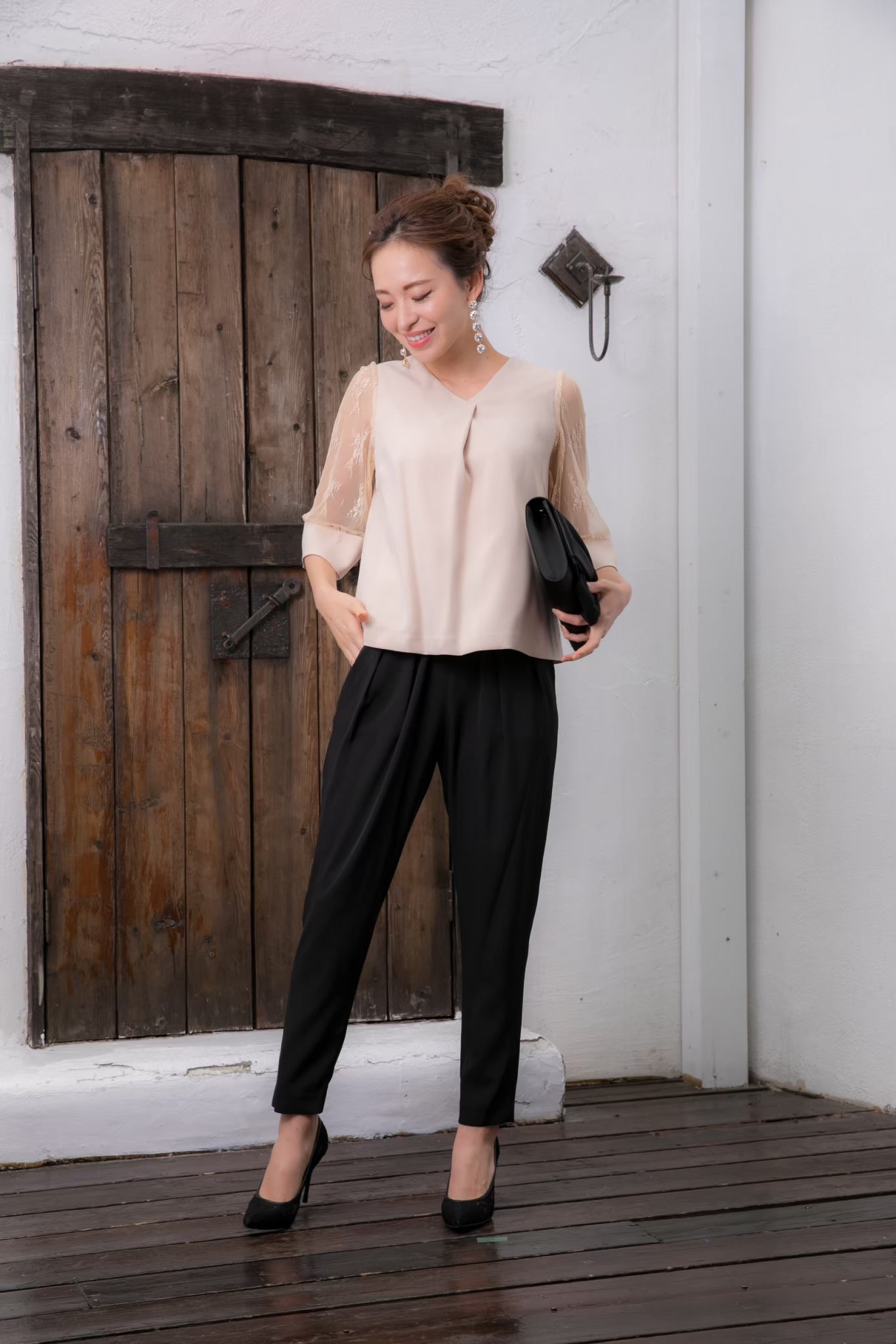 [レンタル] BELINDA DE CAPRIS チュールスリーブカフス セットアップ パンツドレス ベージュ×ブラックの宅配レンタル - 2