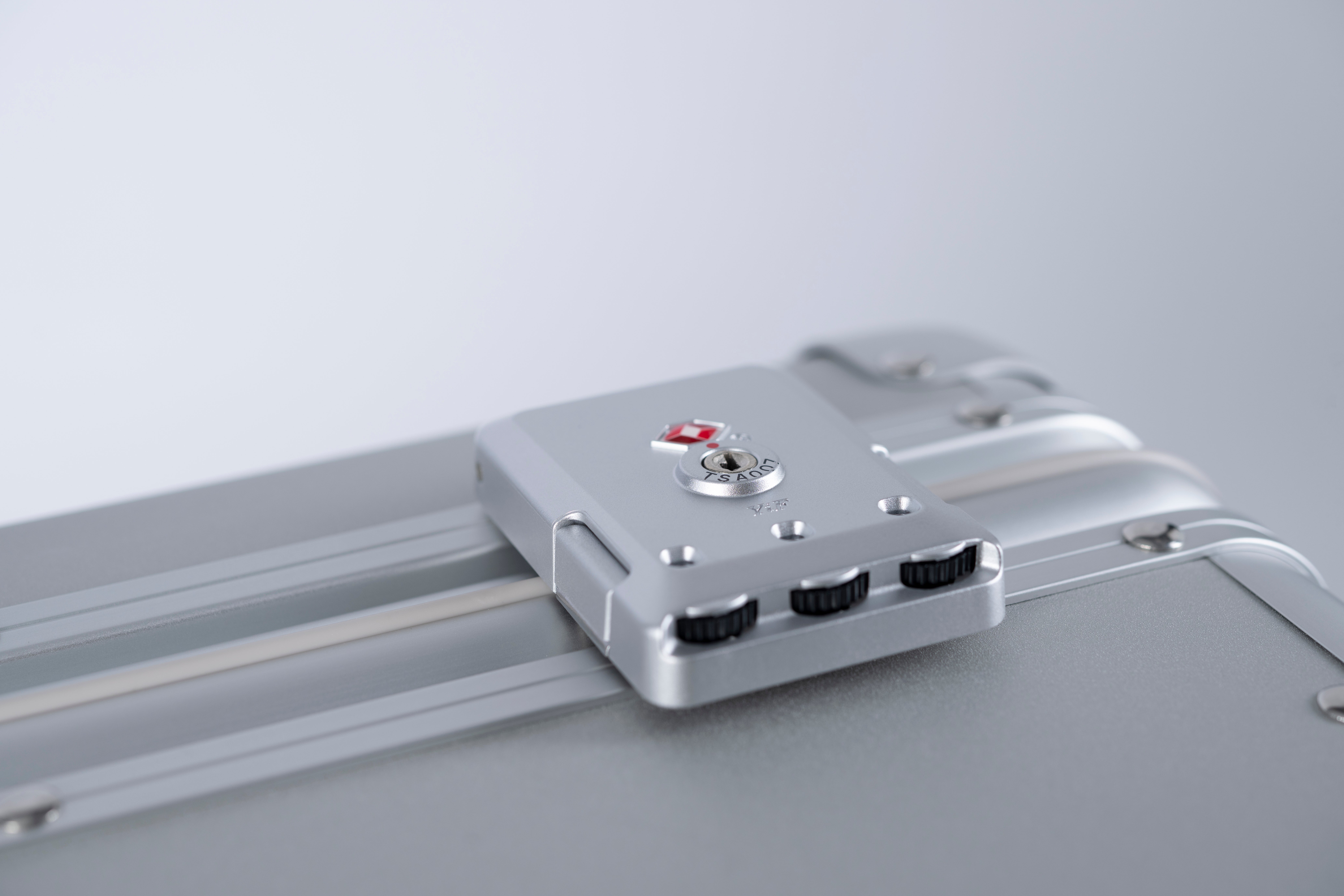 [レンタル] [1-3泊向けサイズ]Magne Suitcase 33L マグネシウム製スーツケースの宅配レンタル - 5