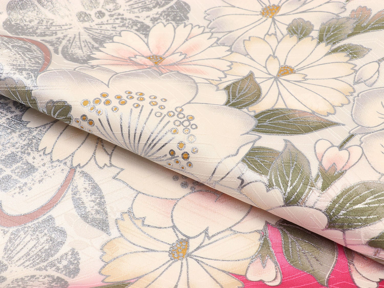 [レンタル] [手描友禅] 女の子 お宮参り 産着 手描友禅 レンタル6点フルセット 正絹 金駒刺繍の鞠に花づくし 紗綾形風の白色に濃いピンクぼかしの宅配レンタル - 6