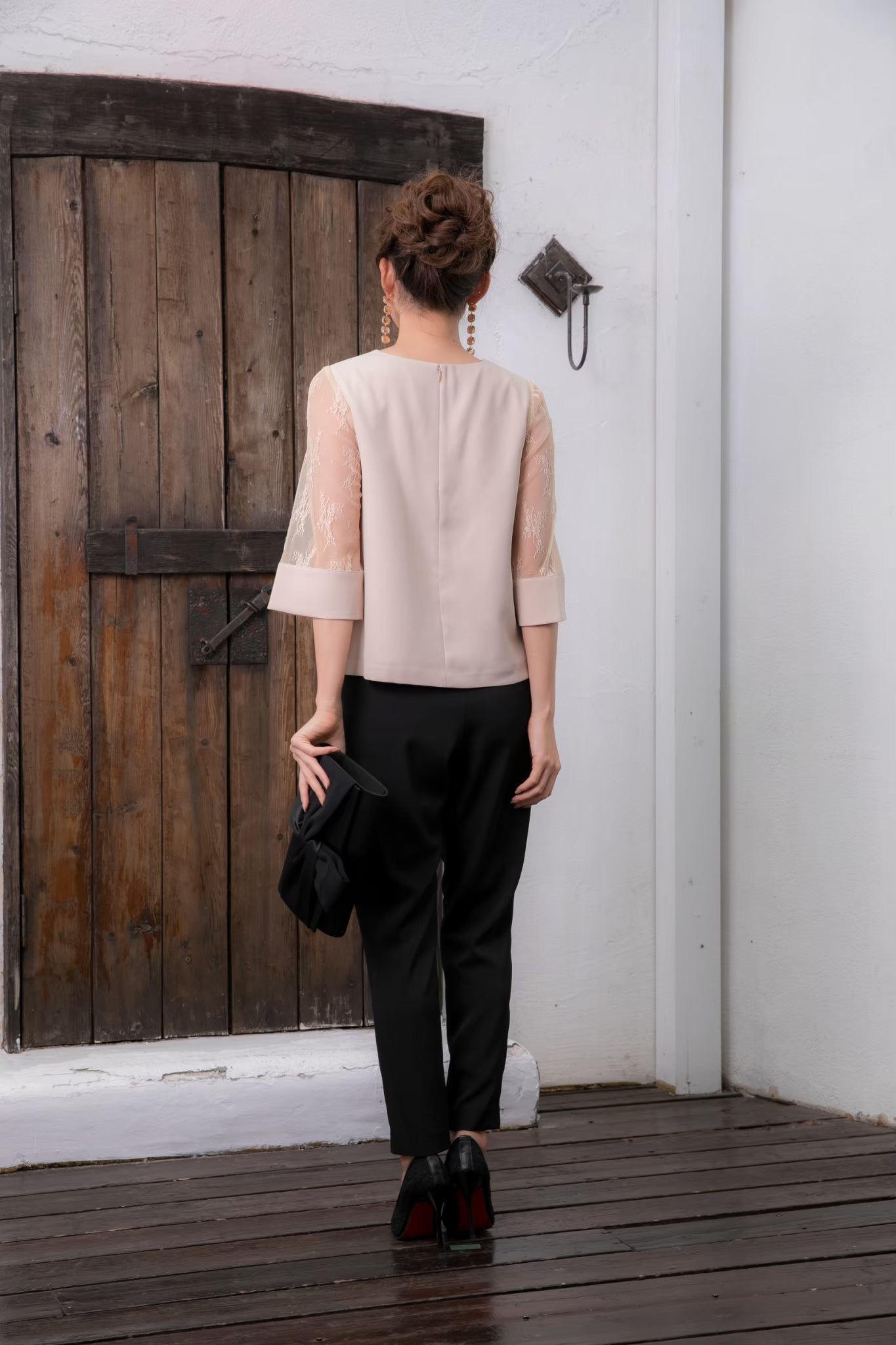 [レンタル] BELINDA DE CAPRIS チュールスリーブカフス セットアップ パンツドレス ベージュ×ブラックの宅配レンタル - 15