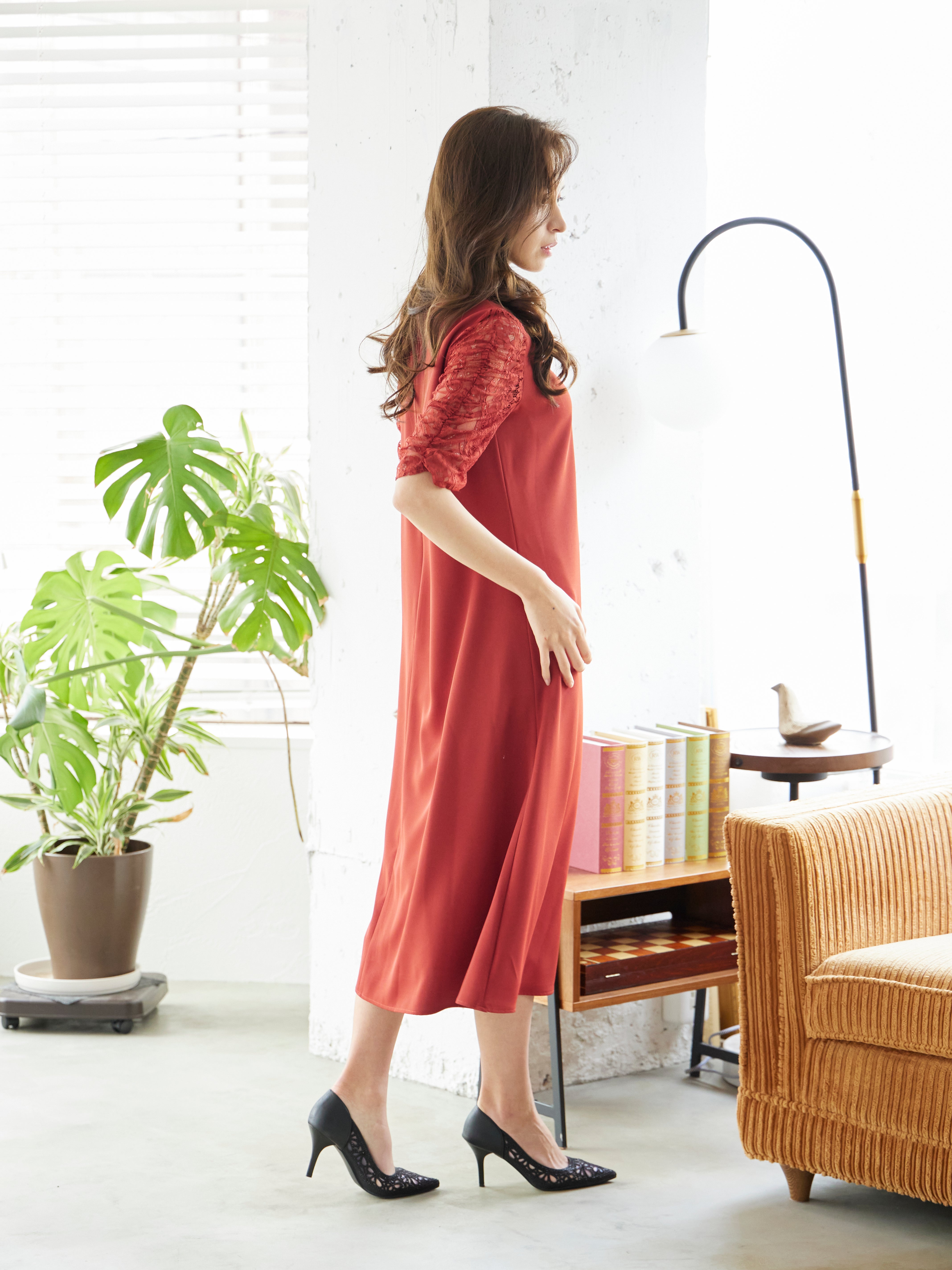 BELINDA DE CAPRIS Vネックギャザースリープ ワンピースドレス レンガ色