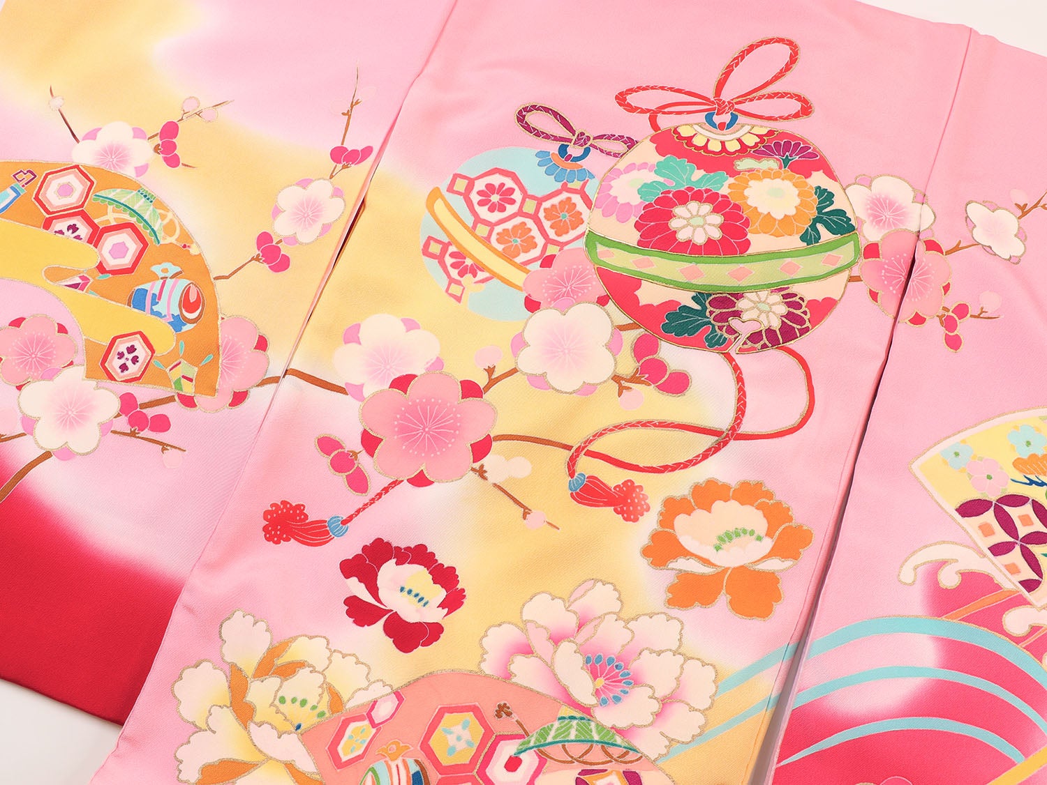 [レンタル] [手描友禅] 女の子 お宮参り 産着 手描友禅 レンタル6点フルセット 正絹 鈴に扇面 古典調の薄ピンク色に赤ぼかしの宅配レンタル - 4