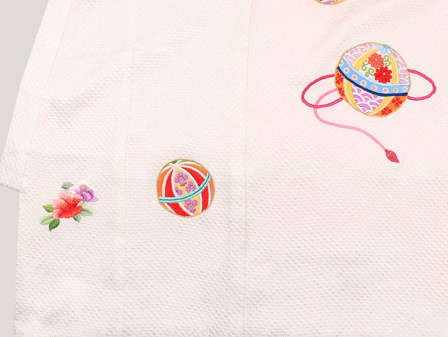 [レンタル] 女の子 お宮参り 産着 レンタル6点フルセット 正絹 彩り刺繍手毬 白色の総絞り風の宅配レンタル - 7