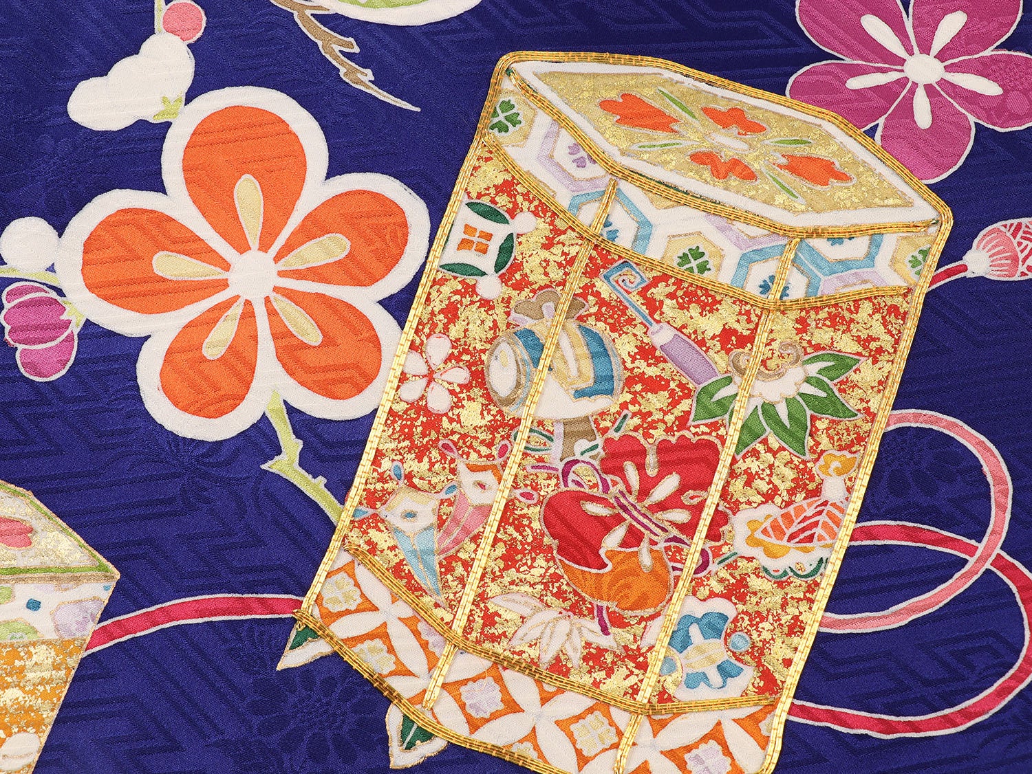 [レンタル] [手描友禅] 女の子 お宮参り 産着 手描友禅 レンタル6点フルセット 正絹 金駒刺繍の貝桶に松竹梅 加賀調の紺色の宅配レンタル - 5