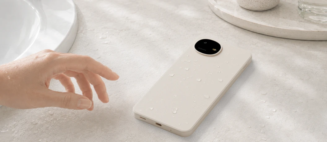 シャープ AQUOS wish6 KINU 水滴の付いた背面 質感イメージ - 5