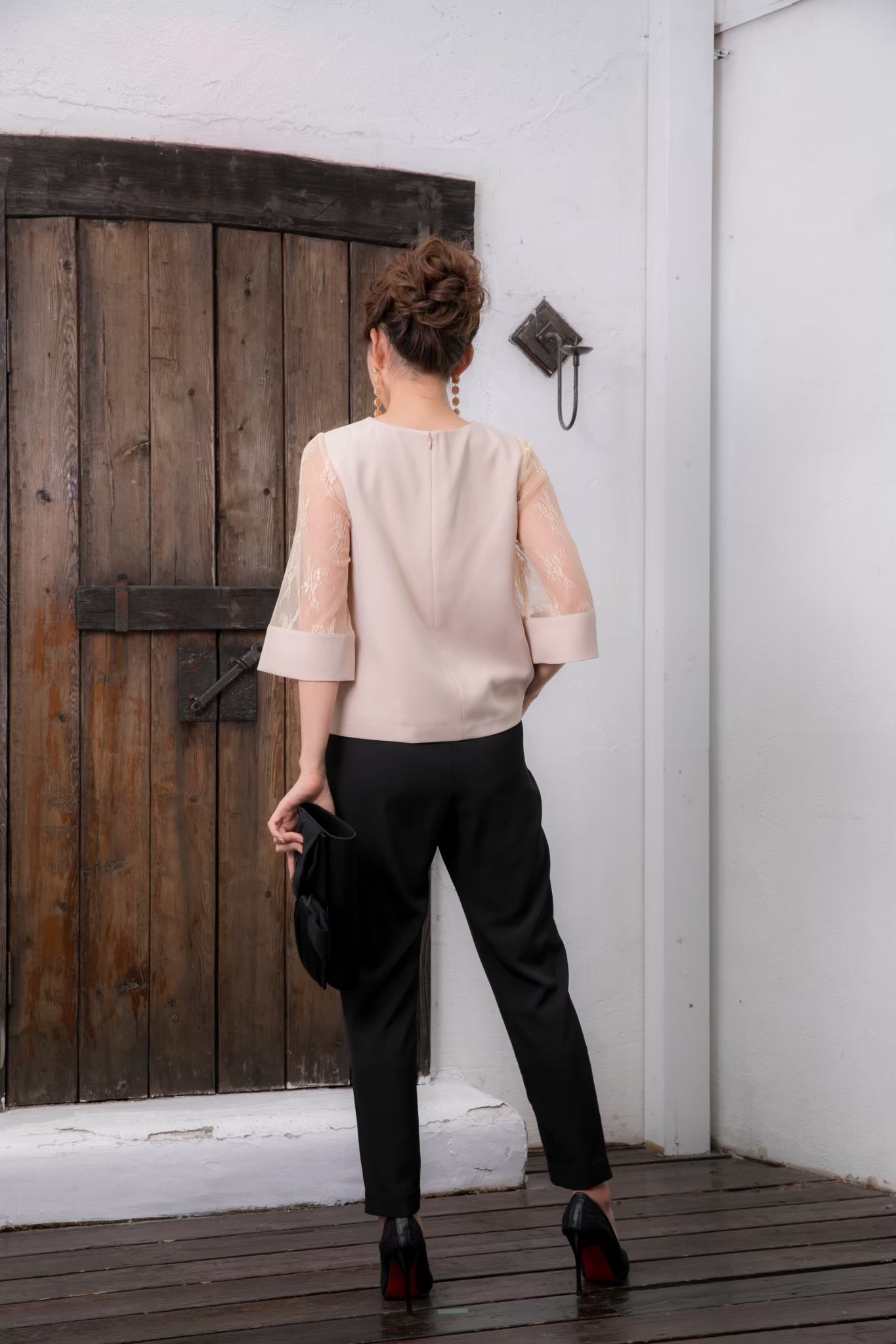 [レンタル] BELINDA DE CAPRIS チュールスリーブカフス セットアップ パンツドレス ベージュ×ブラックの宅配レンタル - 7