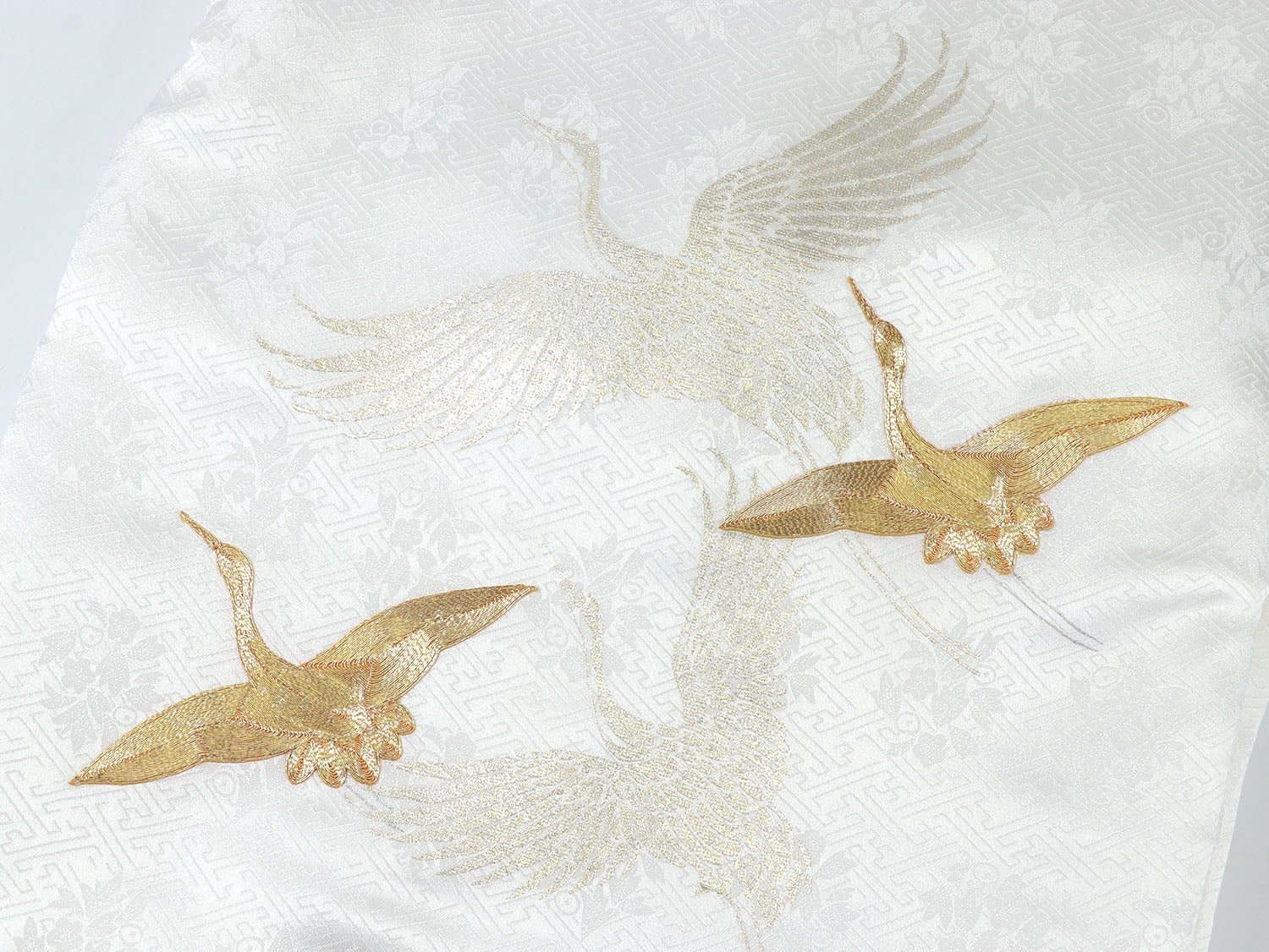 [レンタル] 女の子 お宮参り 産着 レンタル6点フルセット 正絹 金鶴 紗綾形の白色の宅配レンタル - 4