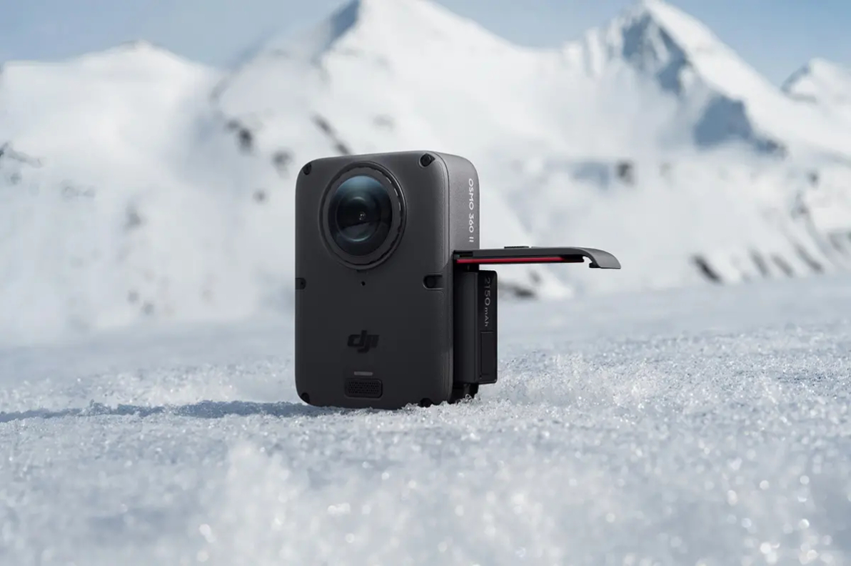 DJI Osmo エクストリームバッテリーPlus（2150 mAh） 雪上でカメラ本体に装着した利用イメージ - 4