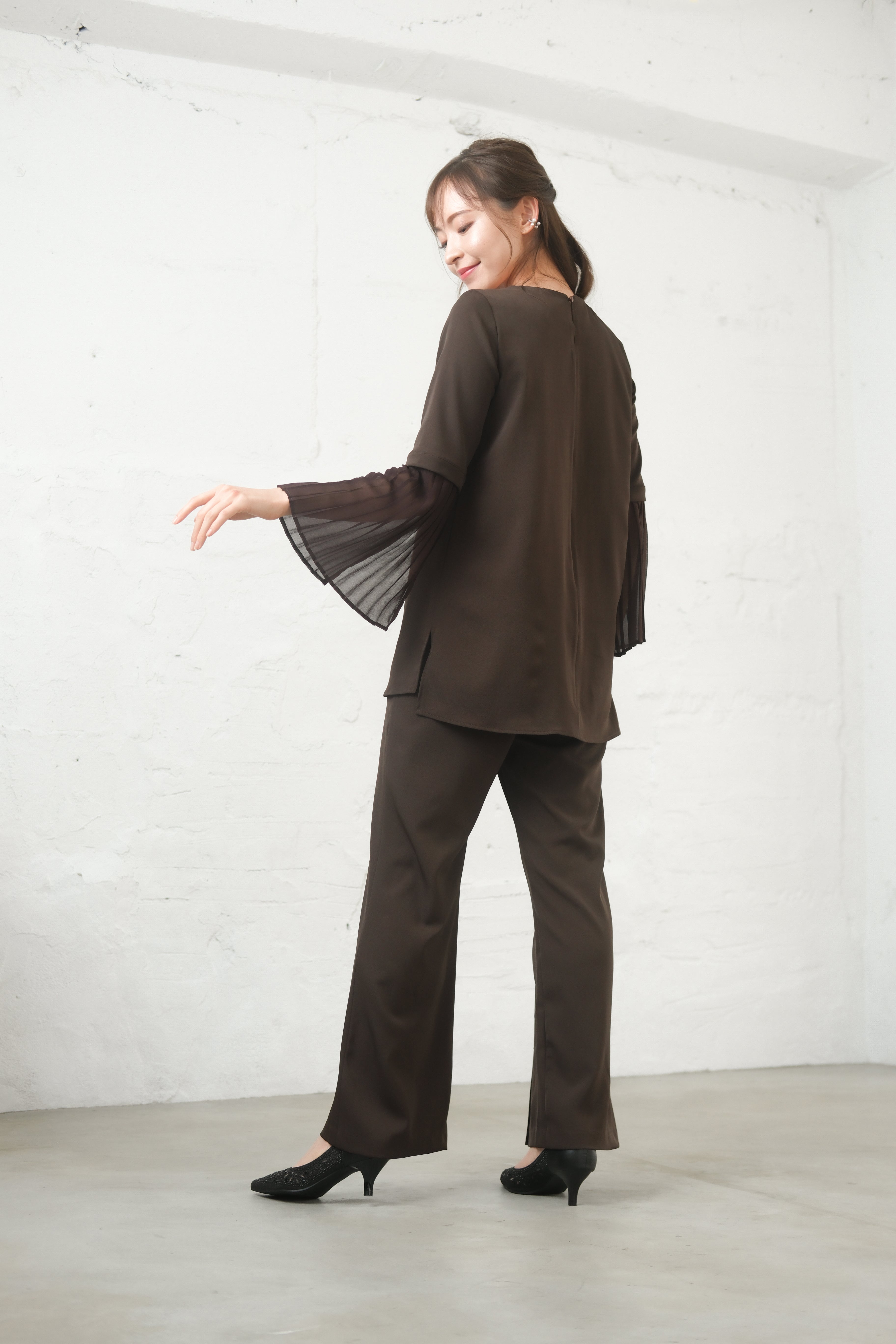 [レンタル] BELINDA DE CAPRIS プリーツ袖 セットアップ スリットパンツドレス ブラウンの宅配レンタル - 18