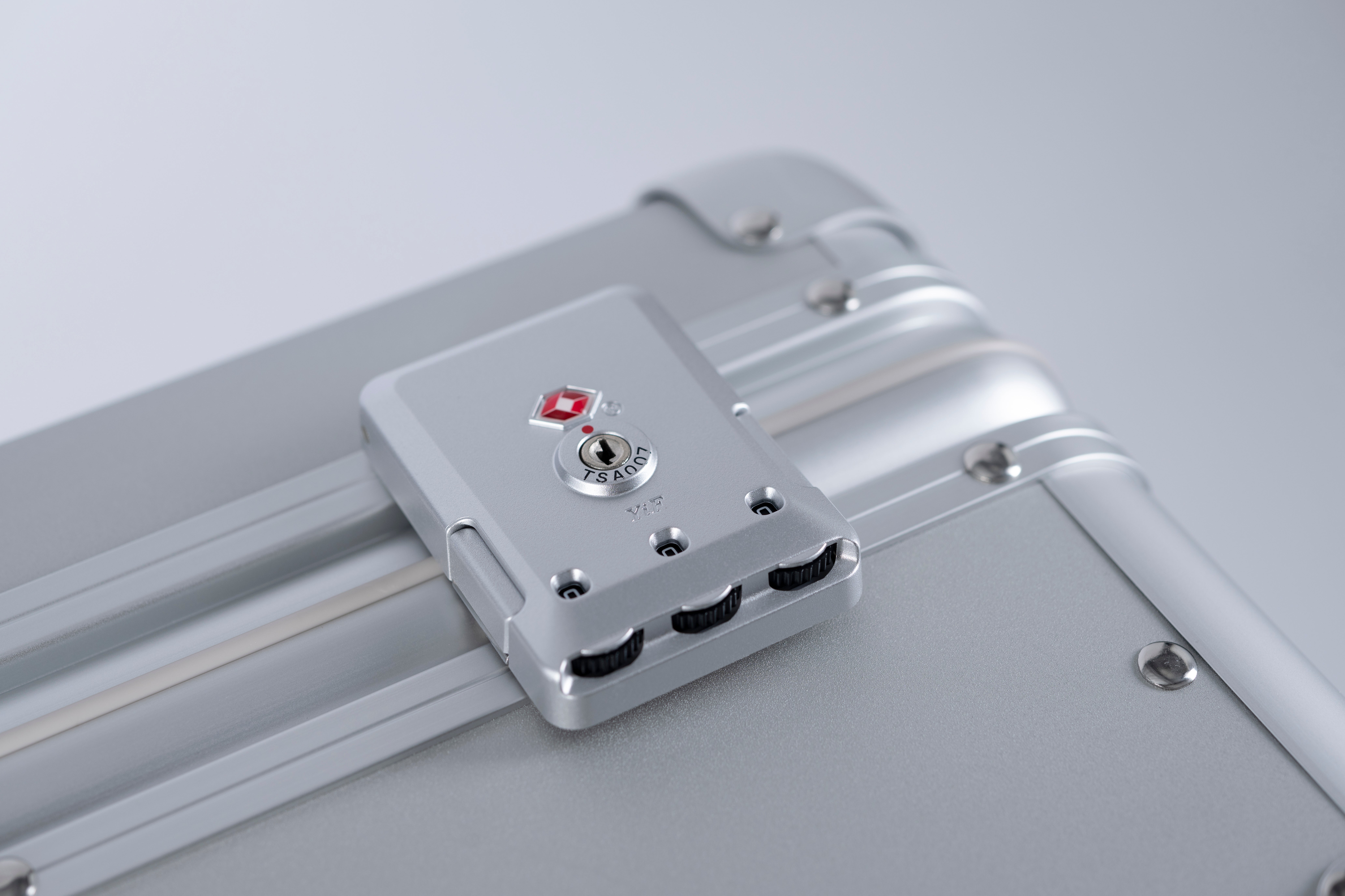 [レンタル] [1-3泊向けサイズ]Magne Suitcase 33L マグネシウム製スーツケースの宅配レンタル - 11