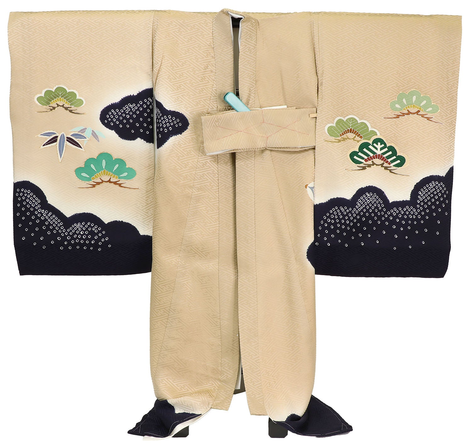 [レンタル] [手描友禅] 男の子 お宮参り 産着 レンタル6点フルセット 正絹 兜に松と雲取り 紗綾形のライトブラウン色の宅配レンタル - 2