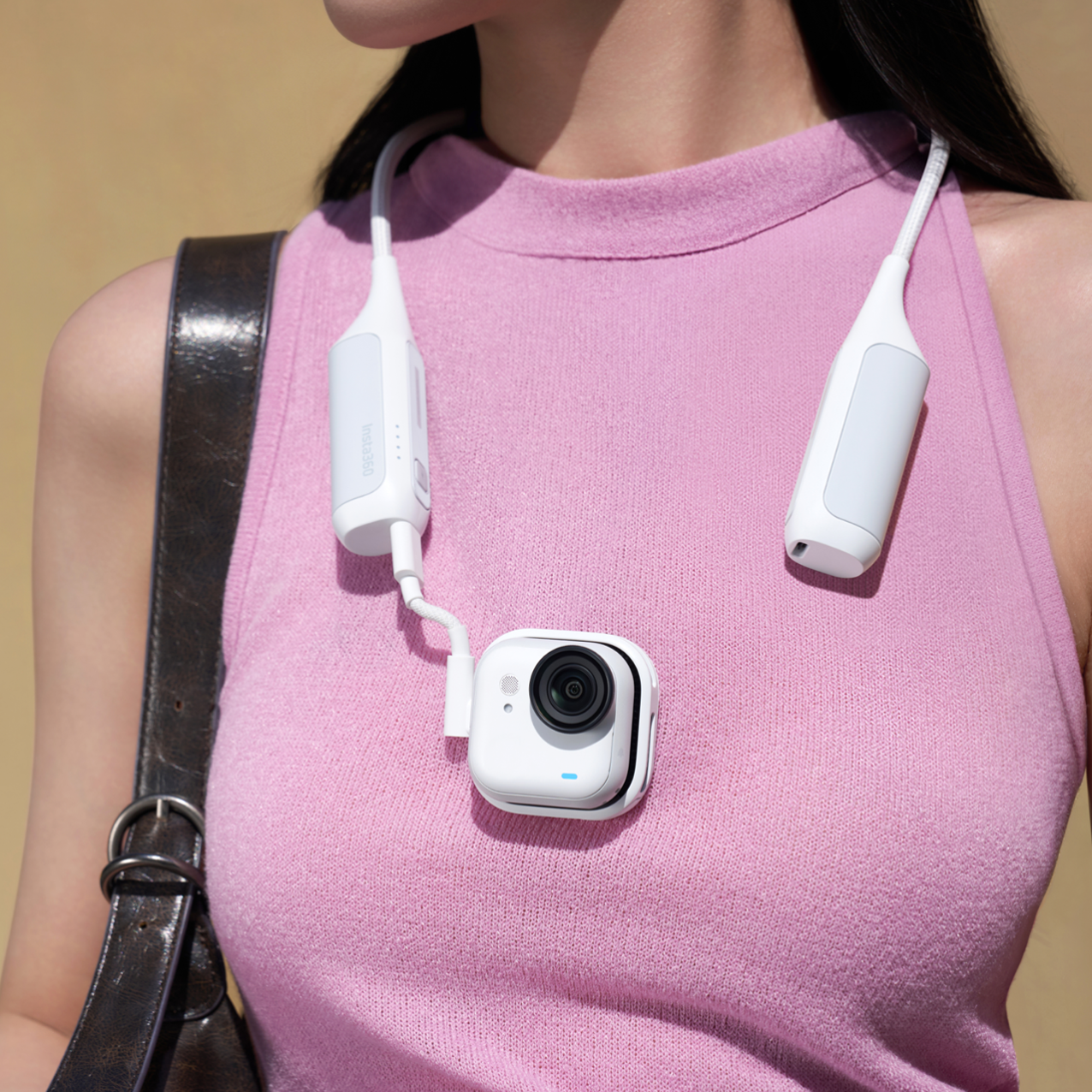 Insta360 GO Ultra FOMOパワーキット 首にかけて装着した利用イメージ - 6
