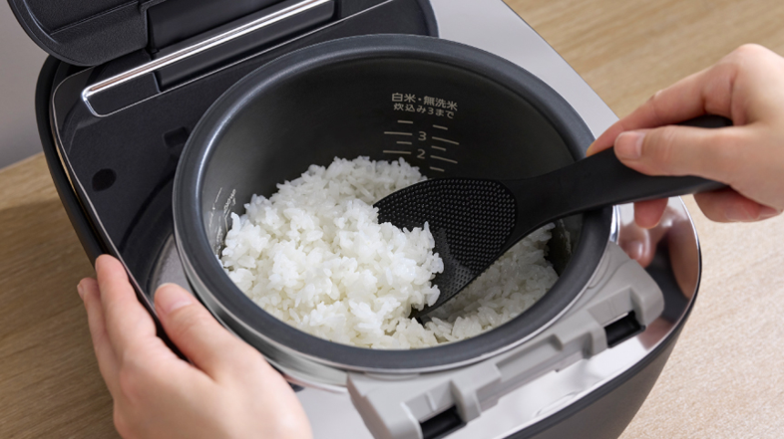 パナソニック おどり炊き SR-C306E 可変圧力IHジャー炊飯器 炊き込みごはんをよそうイメージ - 5