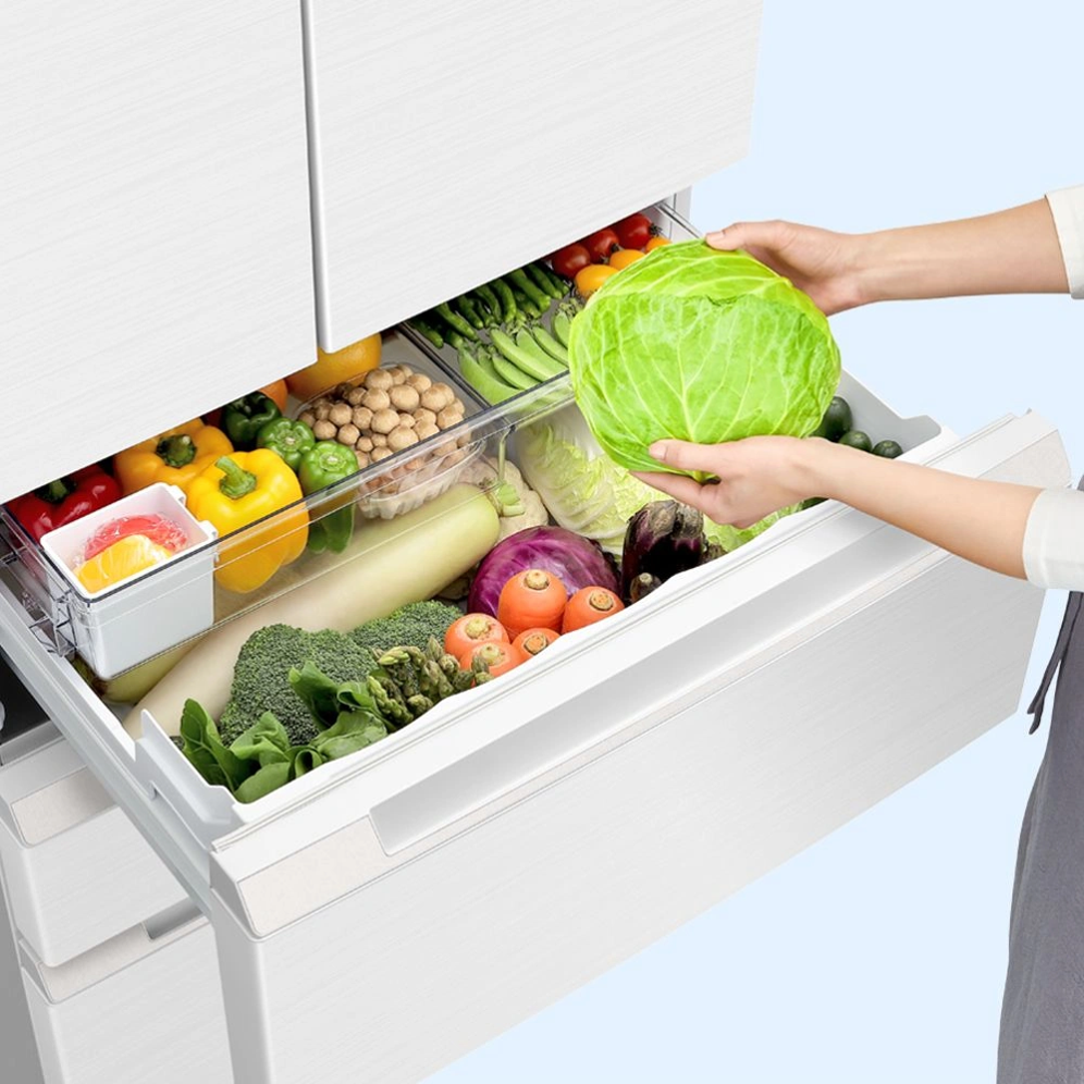シャープ SJ-MF43R 冷凍冷蔵庫 野菜室にキャベツを収納するイメージ - 9