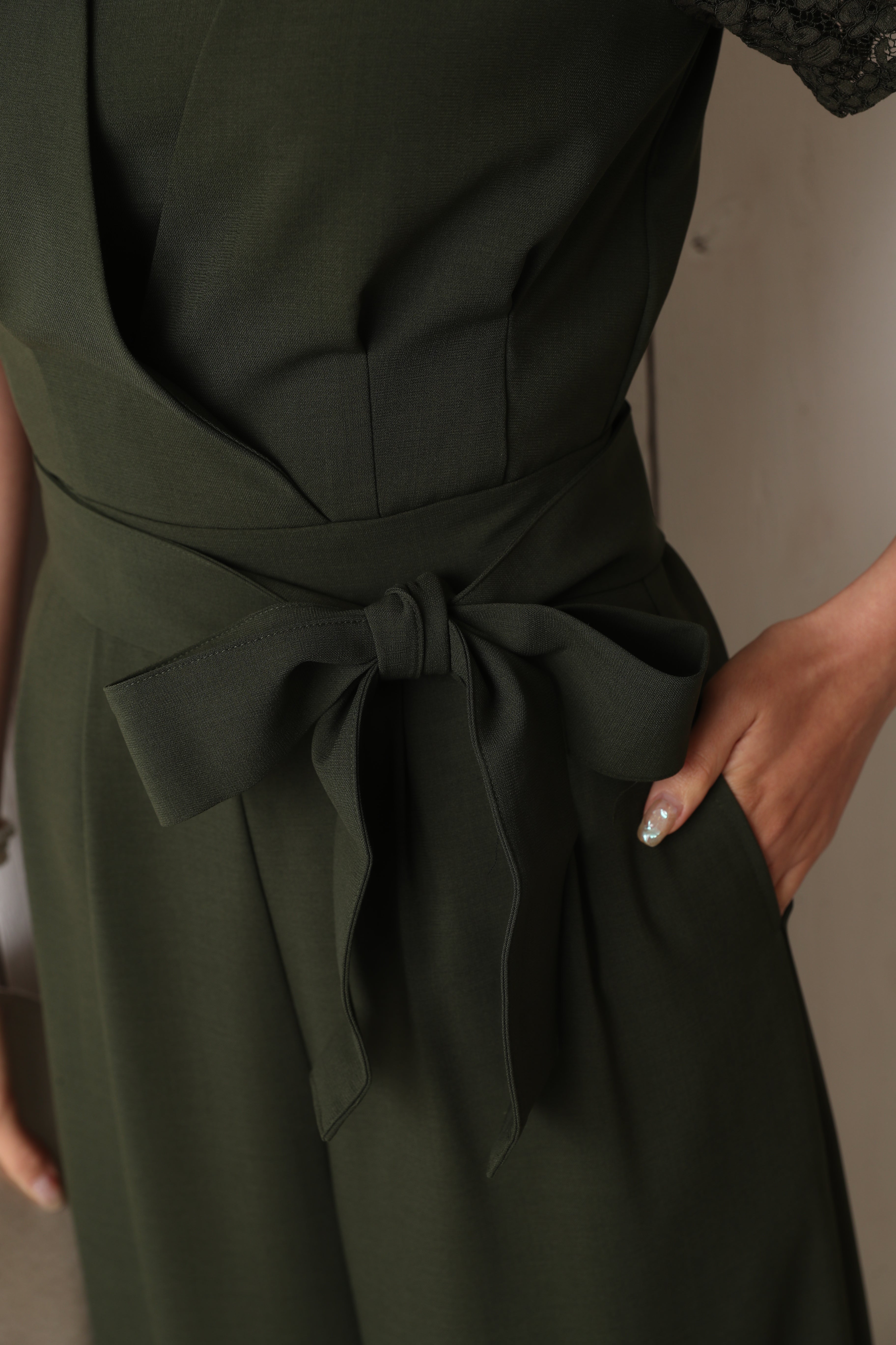 [レンタル] BELINDA DE CAPRIS 袖付きタックテーパード オールインワン パンツドレス カーキの宅配レンタル - 43