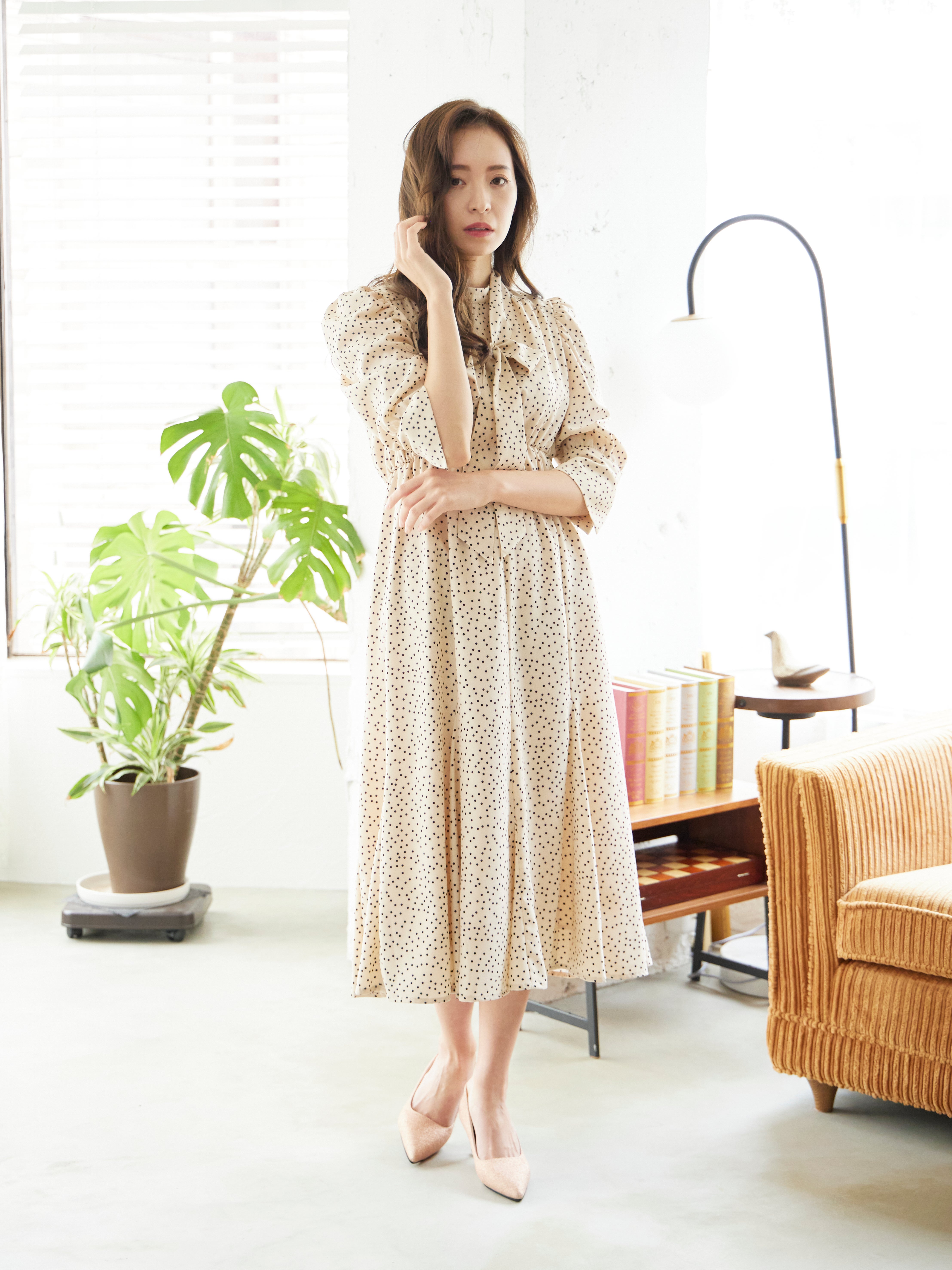 [レンタル] BELINDA DE CAPRIS ギャザースリーブ ドットワンピースドレス ベージュの宅配レンタル - 2