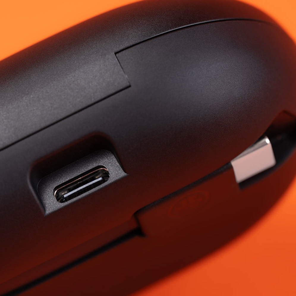 充電ケースのUSB Type-C端子クローズアップ - 9